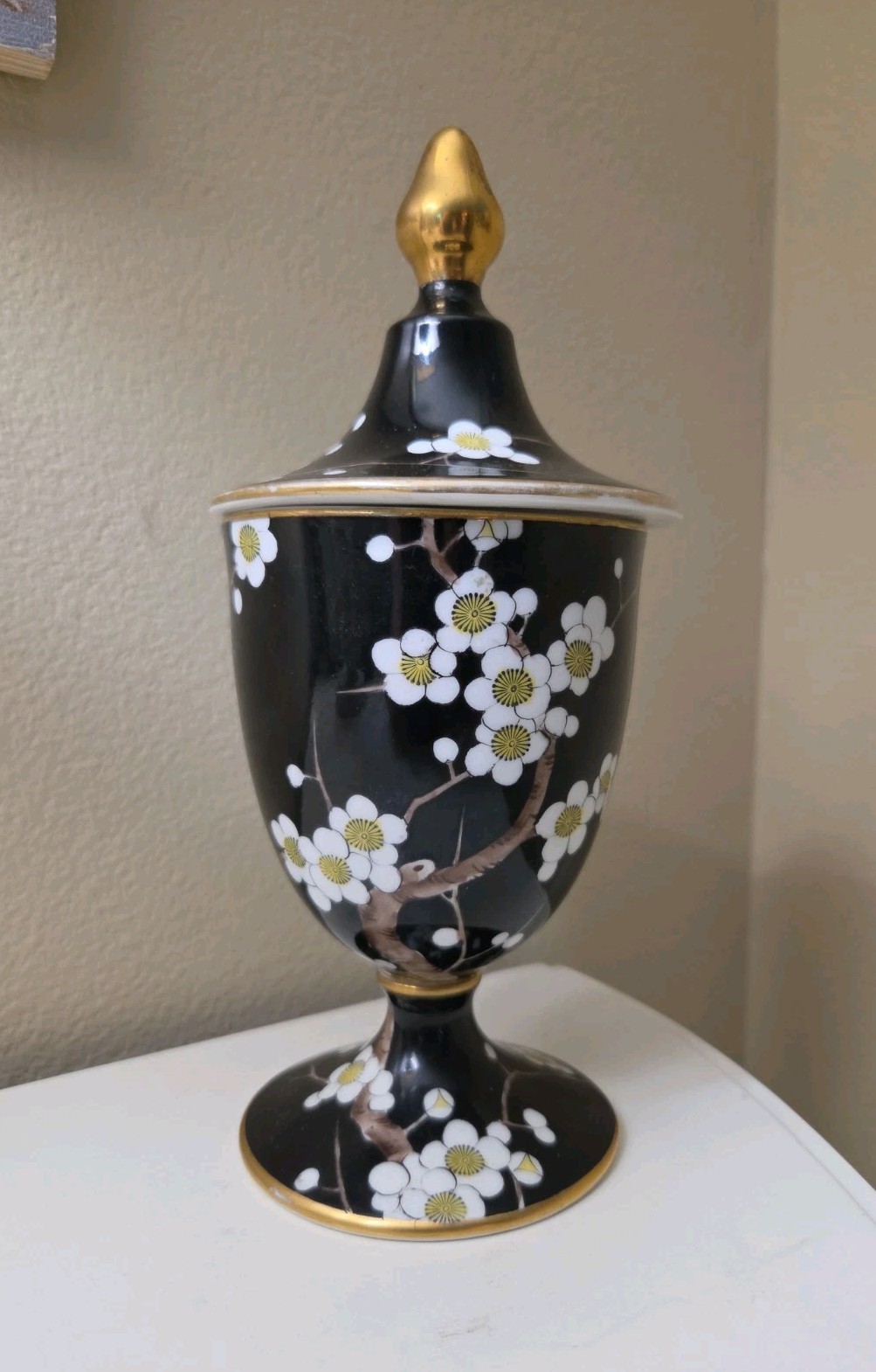 Rare Noritake Morimura Noir, Dogwood Cherry Blossom Vase, Trophy vase Lided