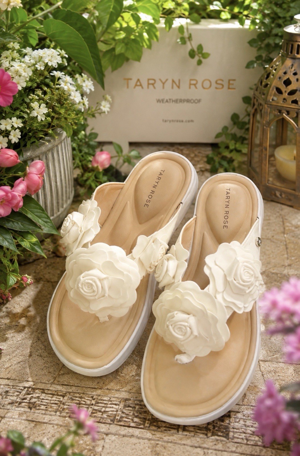 Taryn Rose Virginia White Floral Sandals Womens 8M  Rose Applique EUC