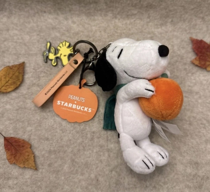 100% AUTHENTIC PEANUTS x Starbucks Snoopy Fall Pumpkin Bag Charm Keychain NEW