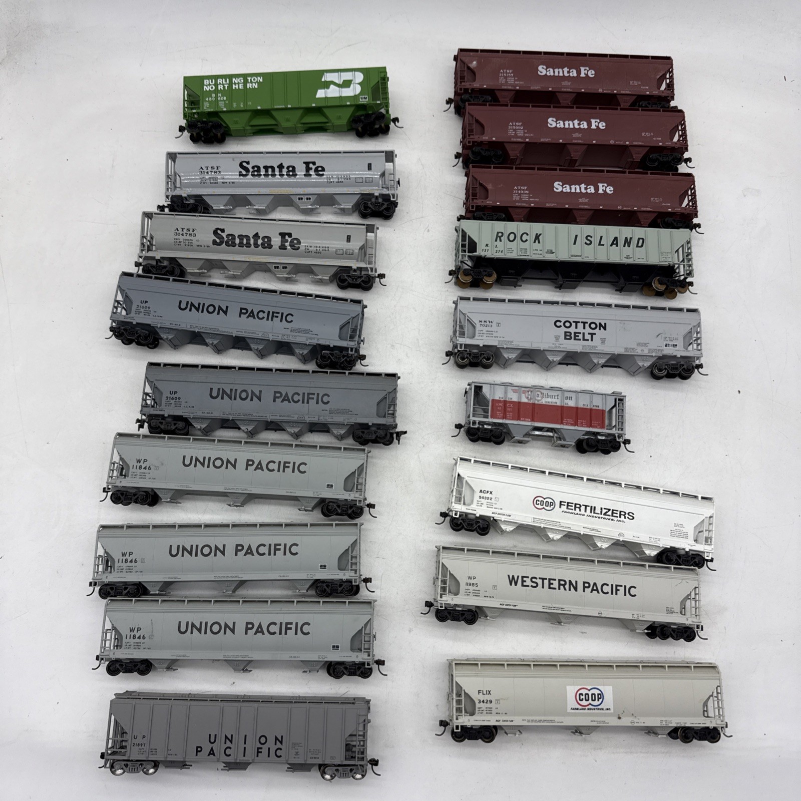 HO scale Lot 18 Covered Hoppers Train cars Knuckle Couplers HO scale Lot 18 Covered Hoppers Train cars Knuckle Couplers