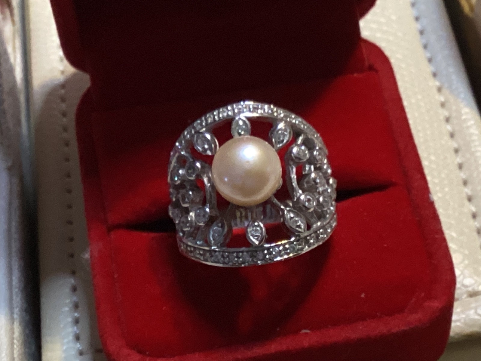 ladies costume jewelry ring size 8-9 ladies costume jewelry ring size 8-9