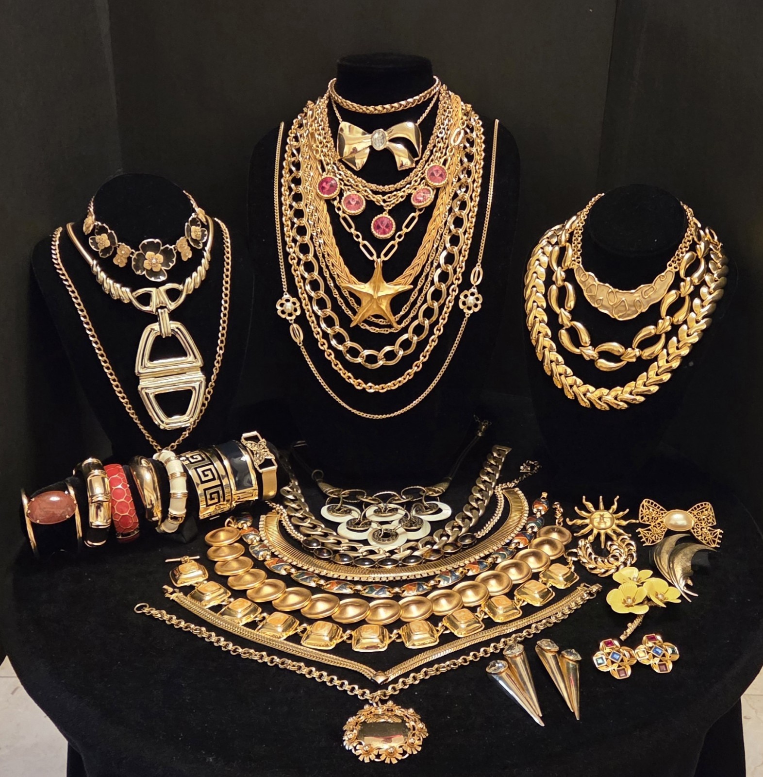 Vintage Mod Goldtone Jewlery Lot Of 40. 6lbs 5oz. 17 Signed Monet Givenchy Anne Vintage Mod Goldtone Jewlery Lot Of 40. 6lbs 5oz. 17 Signed Monet Givenchy Anne