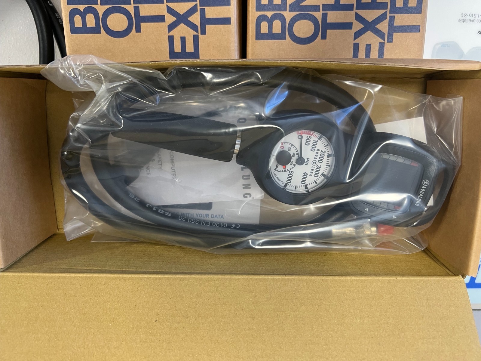 Aqua Lung i330R Dive Computer 2-Gauge Console (new in box) Aqua Lung i330R Dive Computer 2-Gauge Console (new in box)