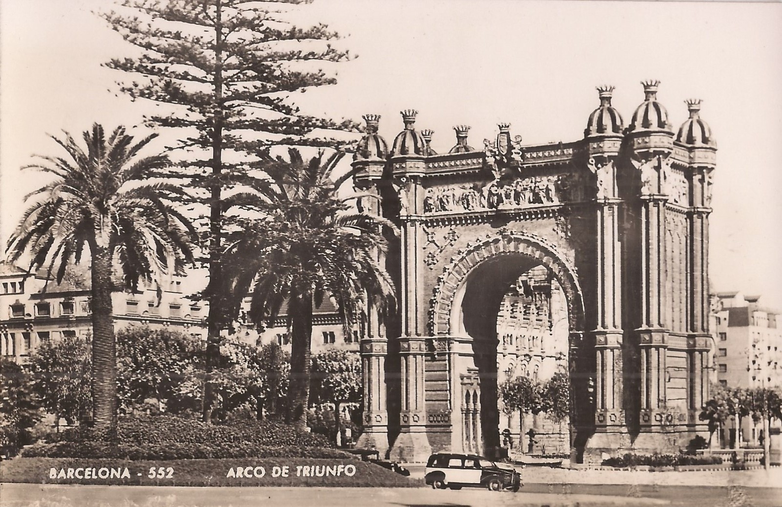 REAL PHOTO - Barcelona, SPAIN - Arco de Triunfo - automobile