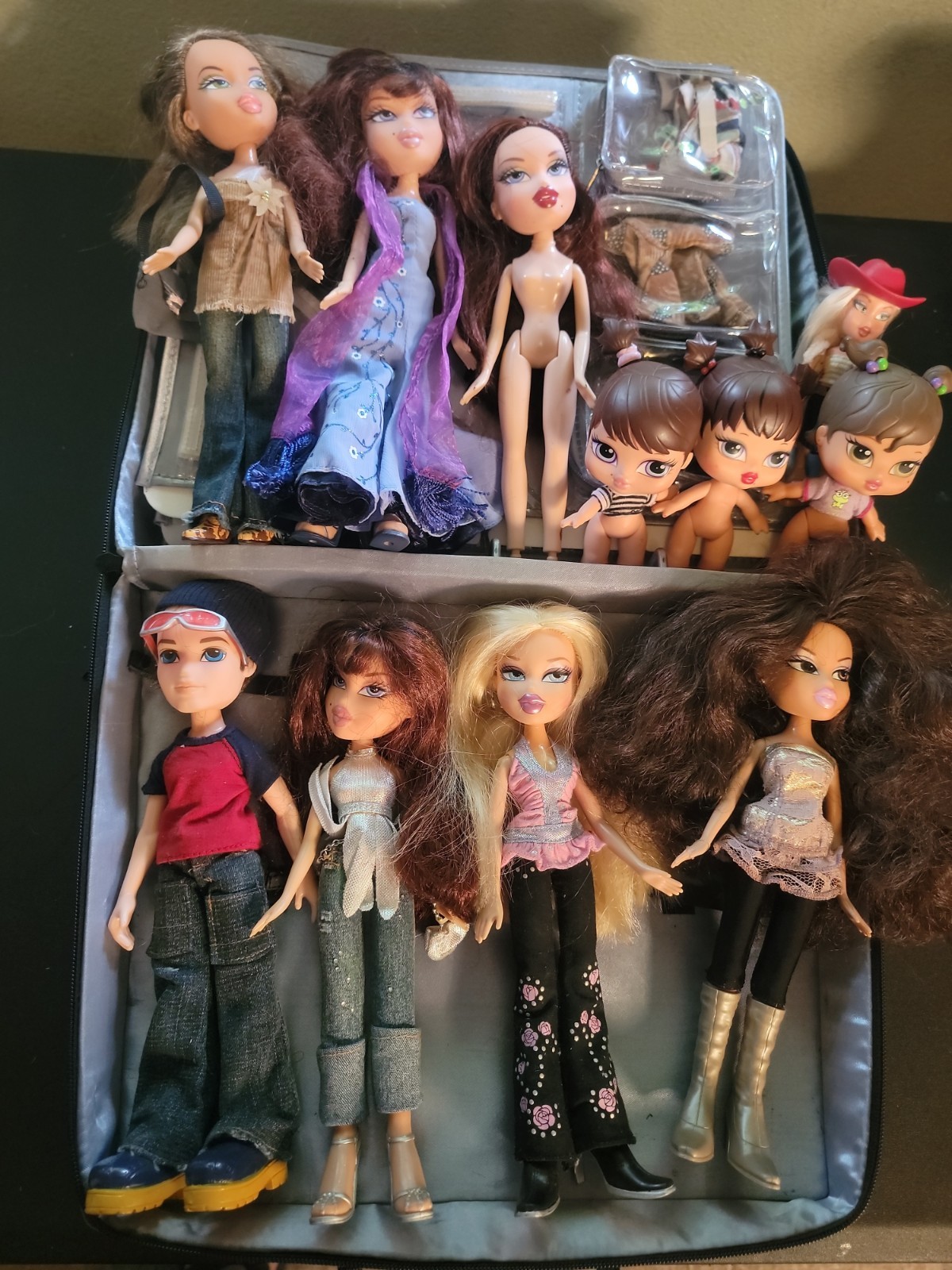 2001 Y2K Bratz Dolls & Accessories. 10 Dolls Accessories & Tote Case See Pics.