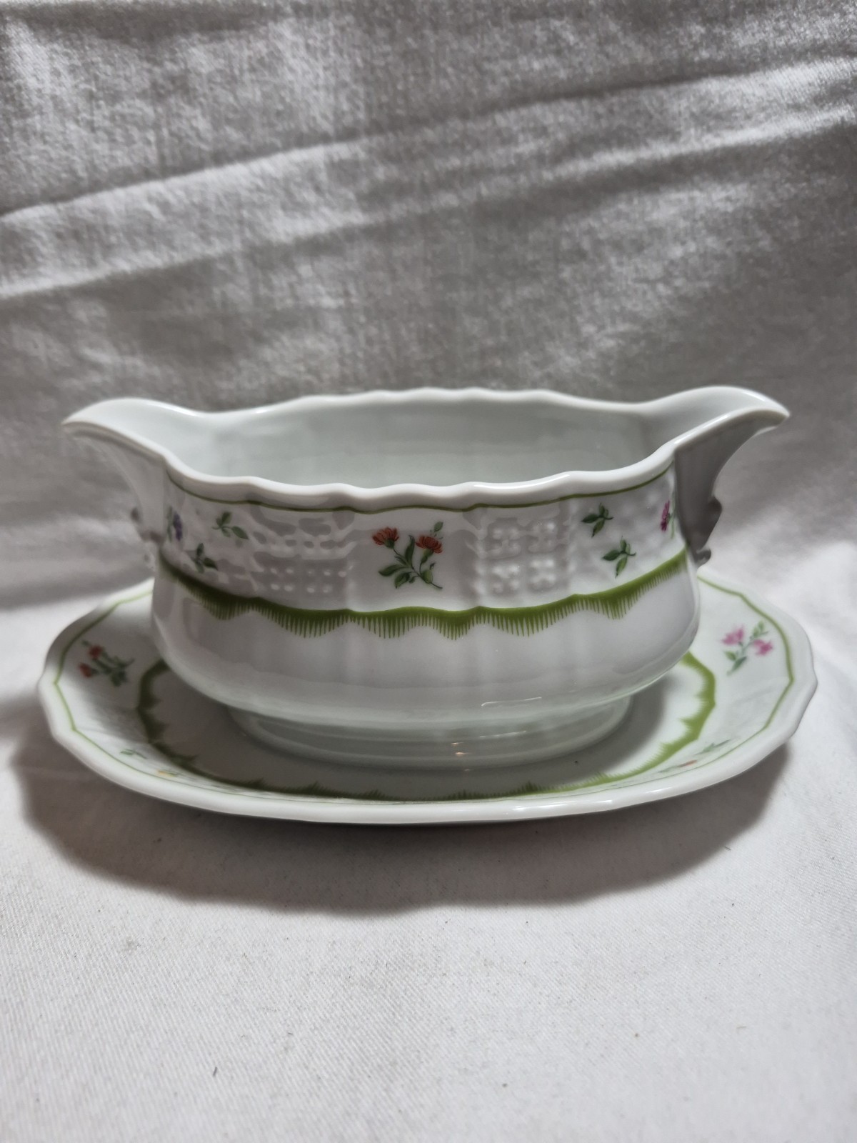 Heinrich Chambord Gravy Boat or Sauce Bowl with attached Underplate, 8 1/4 Heinrich Chambord Gravy Boat or Sauce Bowl with attached Underplate, 8 1/4