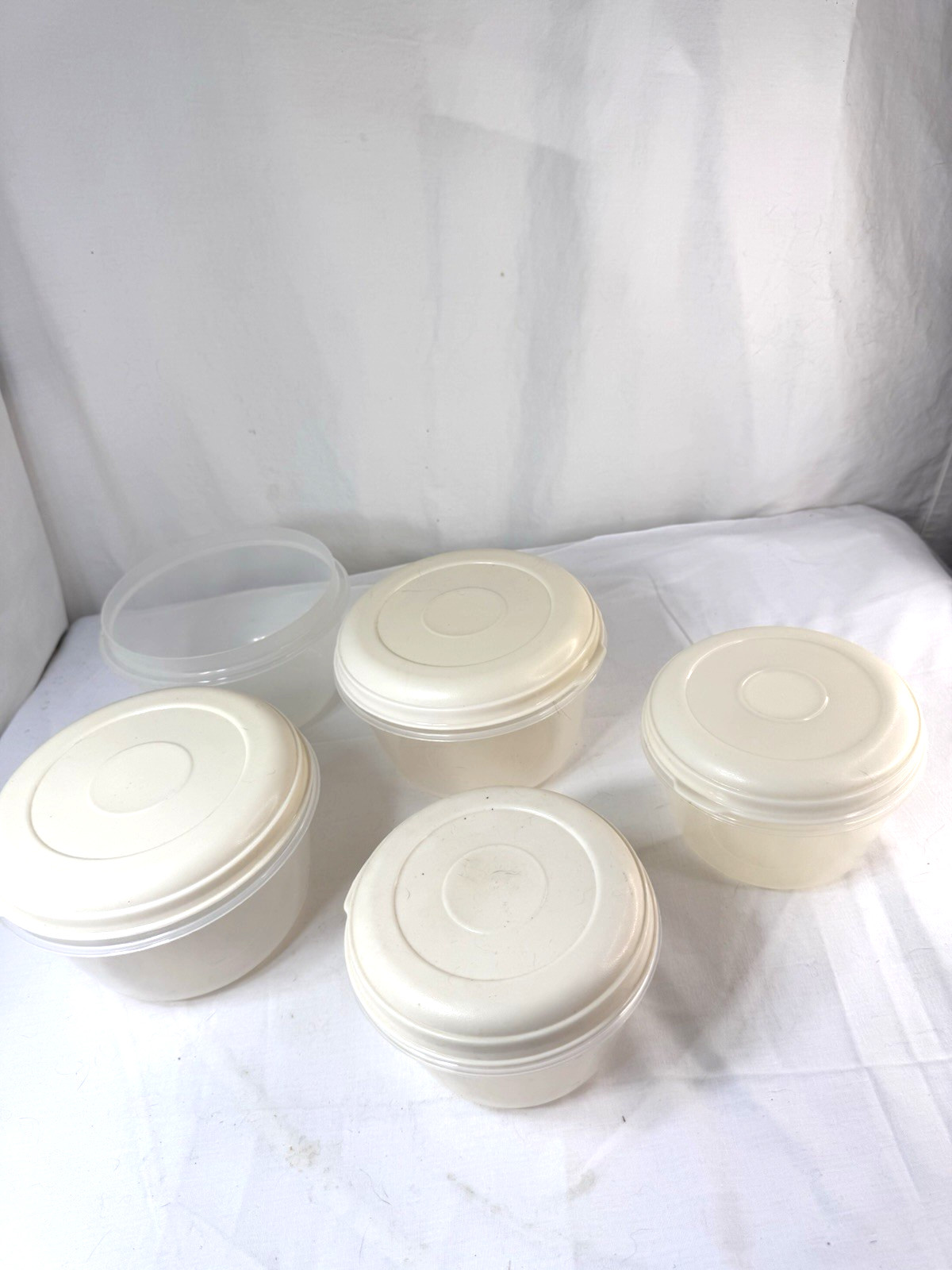 Vtg Rubbermaid Servin\' Saver Round Storage Containers Almond Lids Lot Of 4 +1 FS