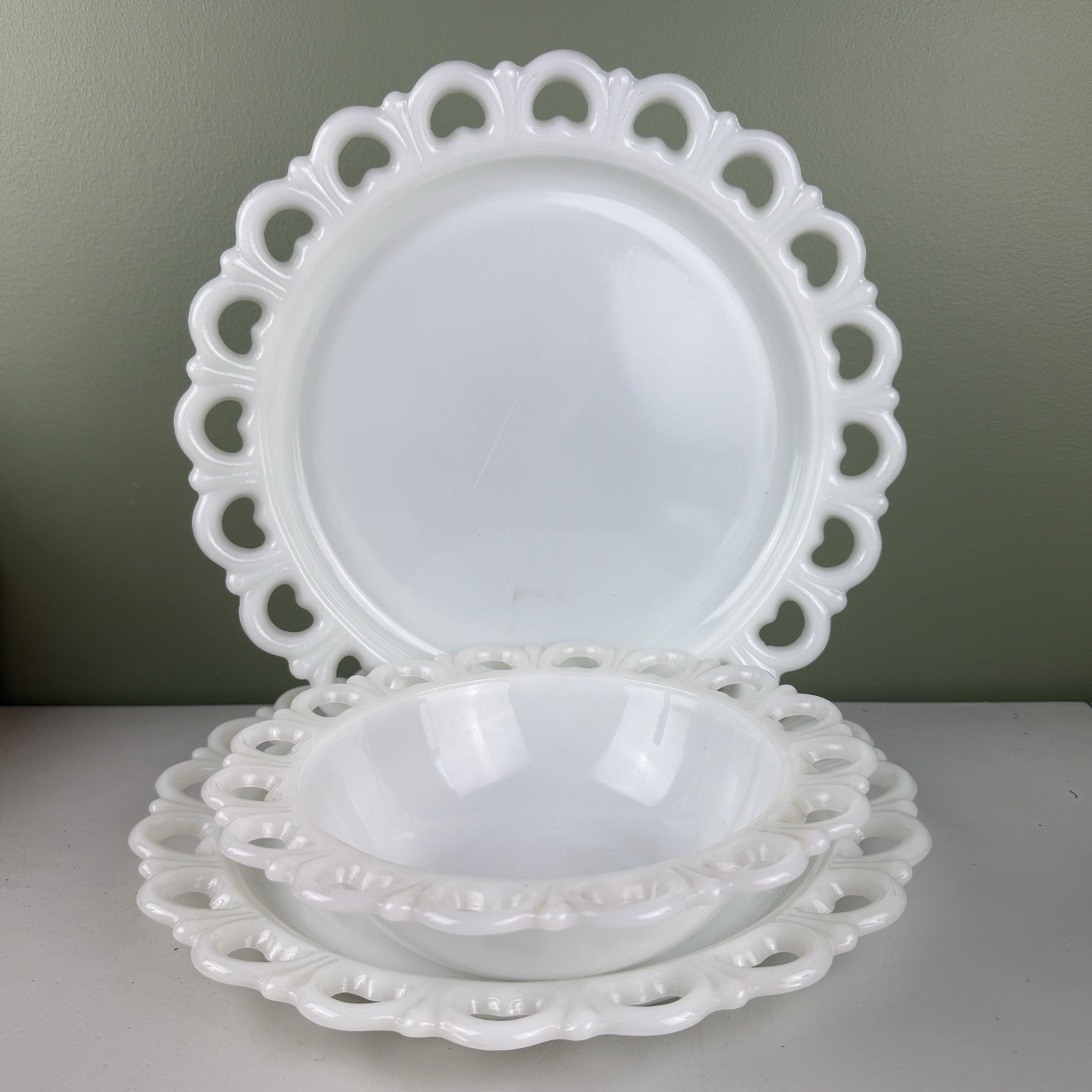 Vintage 1959-1976 Anchor Hocking Lace Edge Milk Glass White, 3 Pcs Serving Torte Vintage 1959-1976 Anchor Hocking Lace Edge Milk Glass White, 3 Pcs Serving Torte