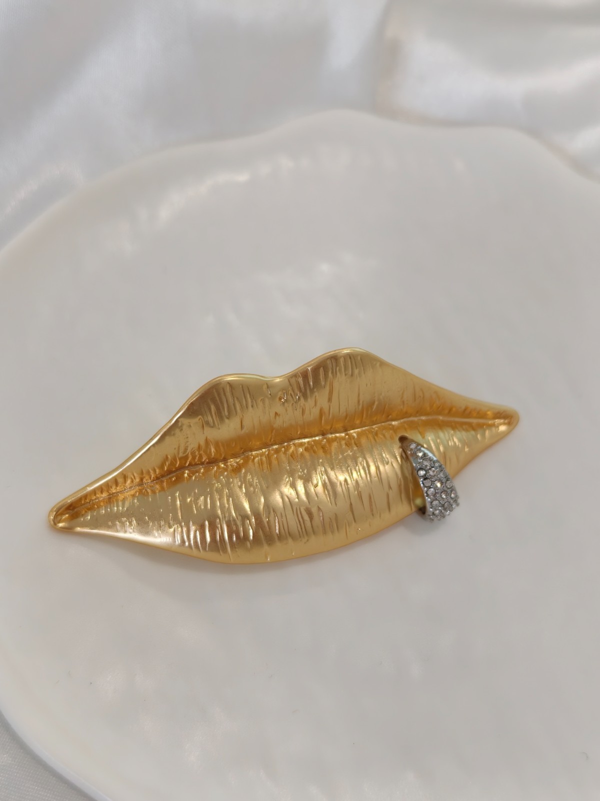 Schiaparelli Matte Gold Lips Brooch Crystal Ring Detail Surrealist Avant Garde Schiaparelli Matte Gold Lips Brooch Crystal Ring Detail Surrealist Avant Garde