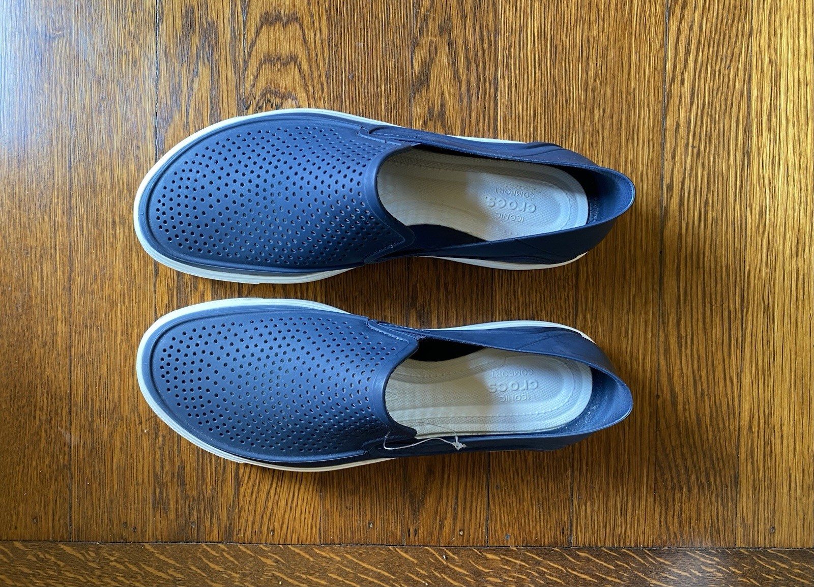 Crocs Men\'s Iconic Comfort Classic Vented Clogs Navy Blue, Size 11 Crocs Men\'s Iconic Comfort Classic Vented Clogs Navy Blue, Size 11