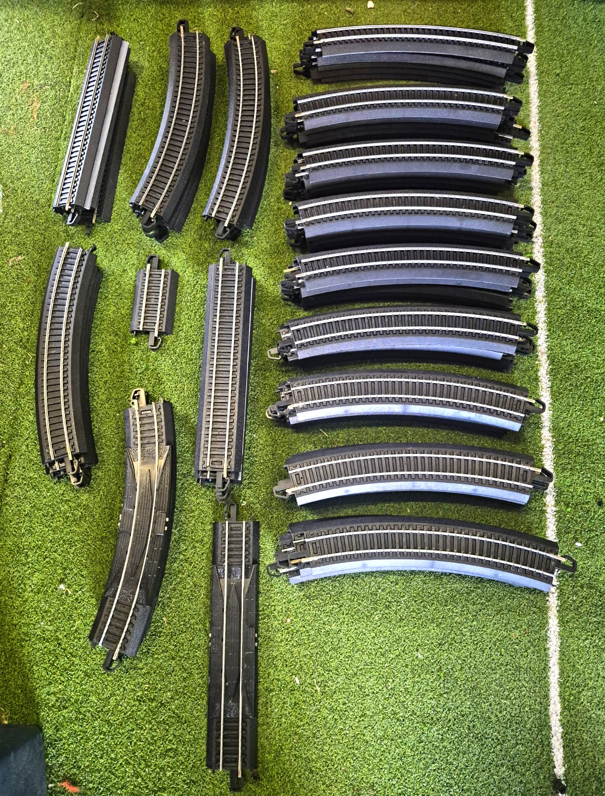 74 Piece Lot. Bachmann HO EZ Track Black.  18 degree curve and straight. Great. 