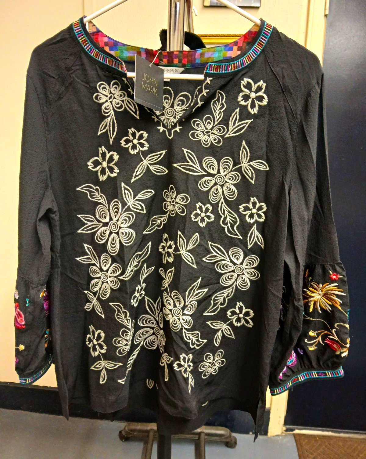 John Mark Women’s M Black Multicolor Floral Embroidered V-Neck 139$