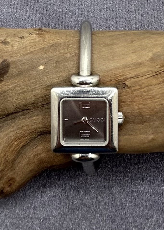 Gucci Petite 1900L Silver Swiss Made Quartz Women Watch - Excellent Gucci Petite 1900L Silver Swiss Made Quartz Women Watch - Excellent