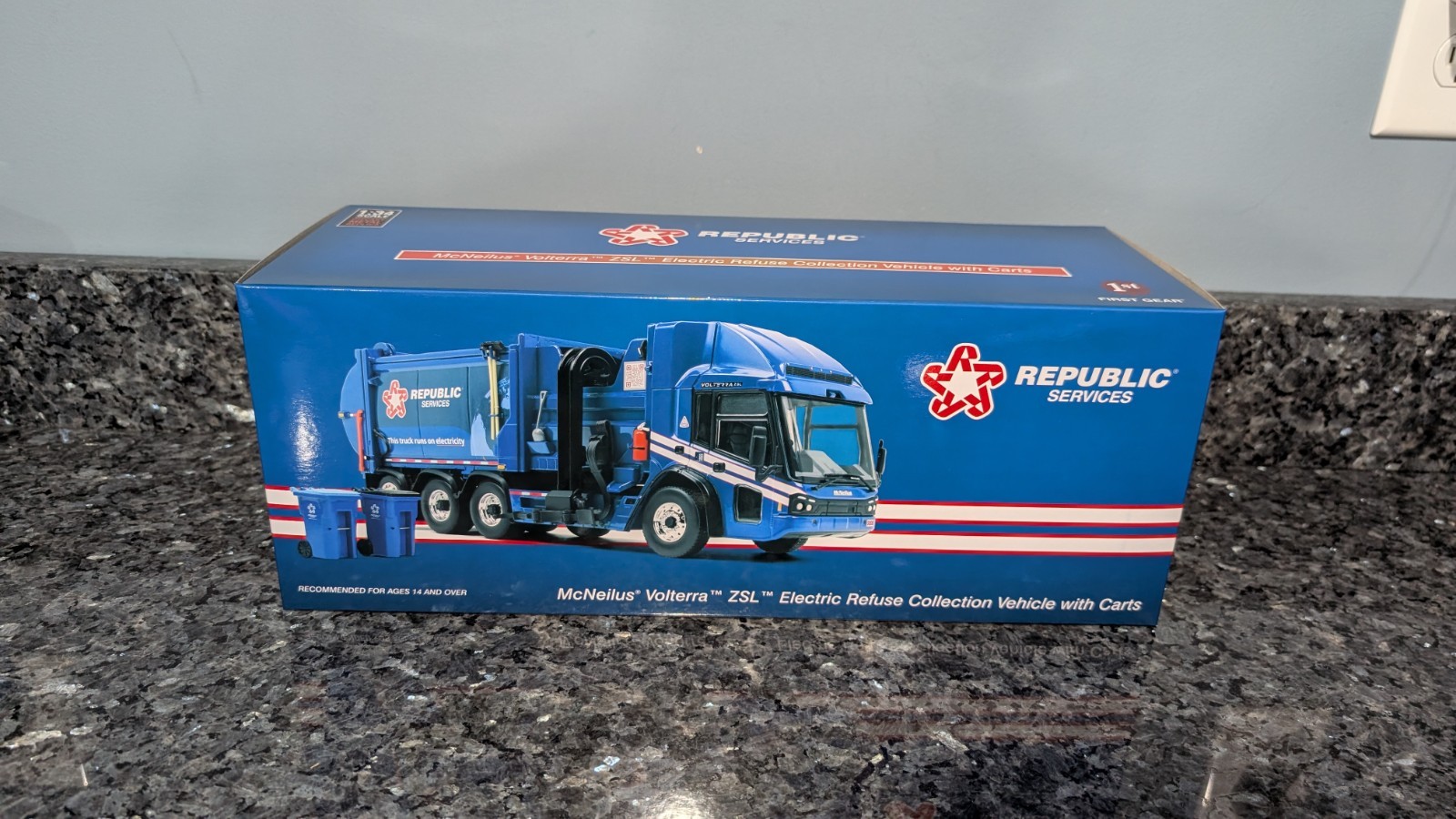 Republic Services 1:34 Scale Diecast Garbage Truck McNeilus Volterra ZSL Republic Services 1:34 Scale Diecast Garbage Truck McNeilus Volterra ZSL