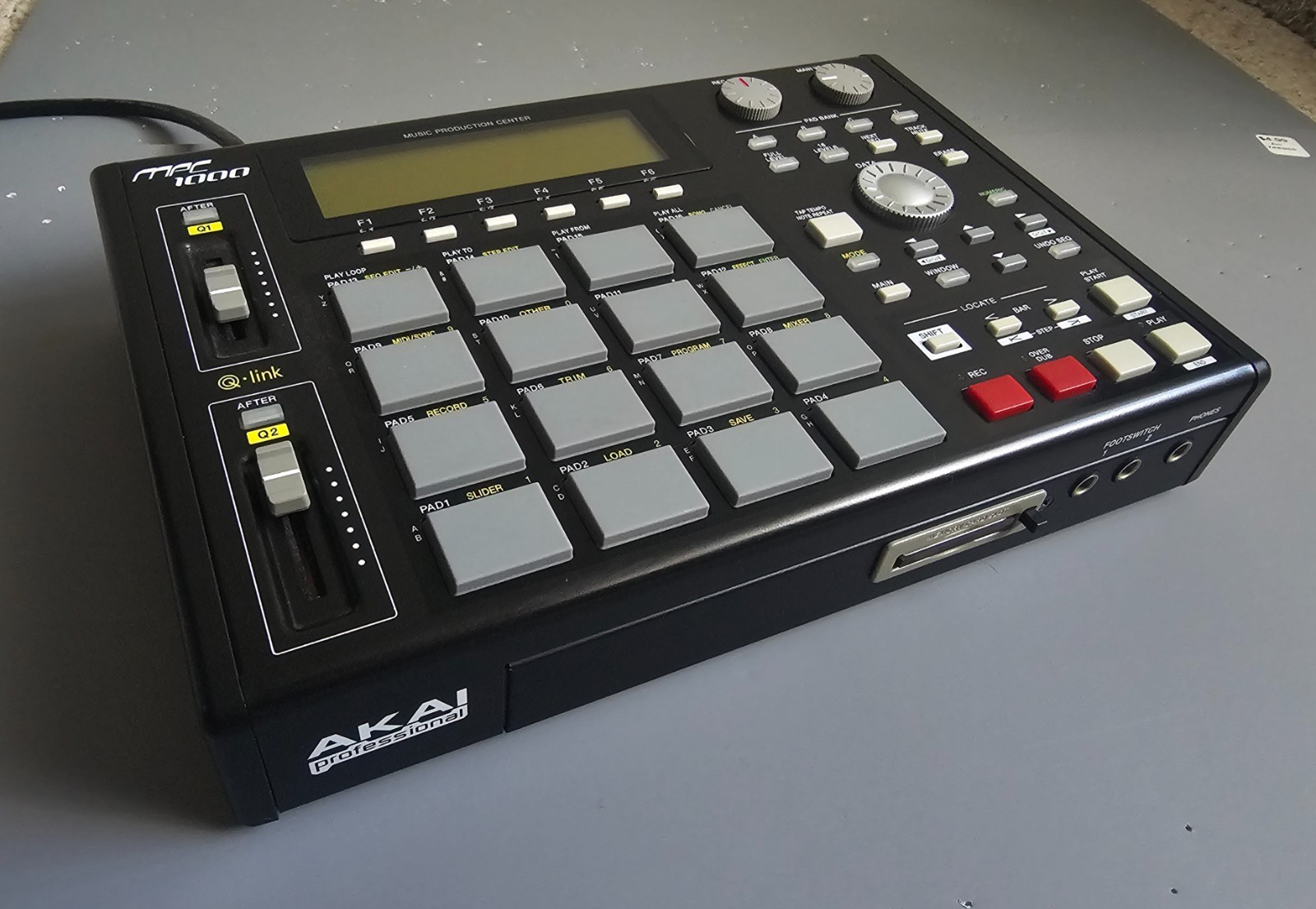 Akai MPC1000 MPC 1000 MIDI Sequencer Sampler Drum Machine Music Production 128MB
