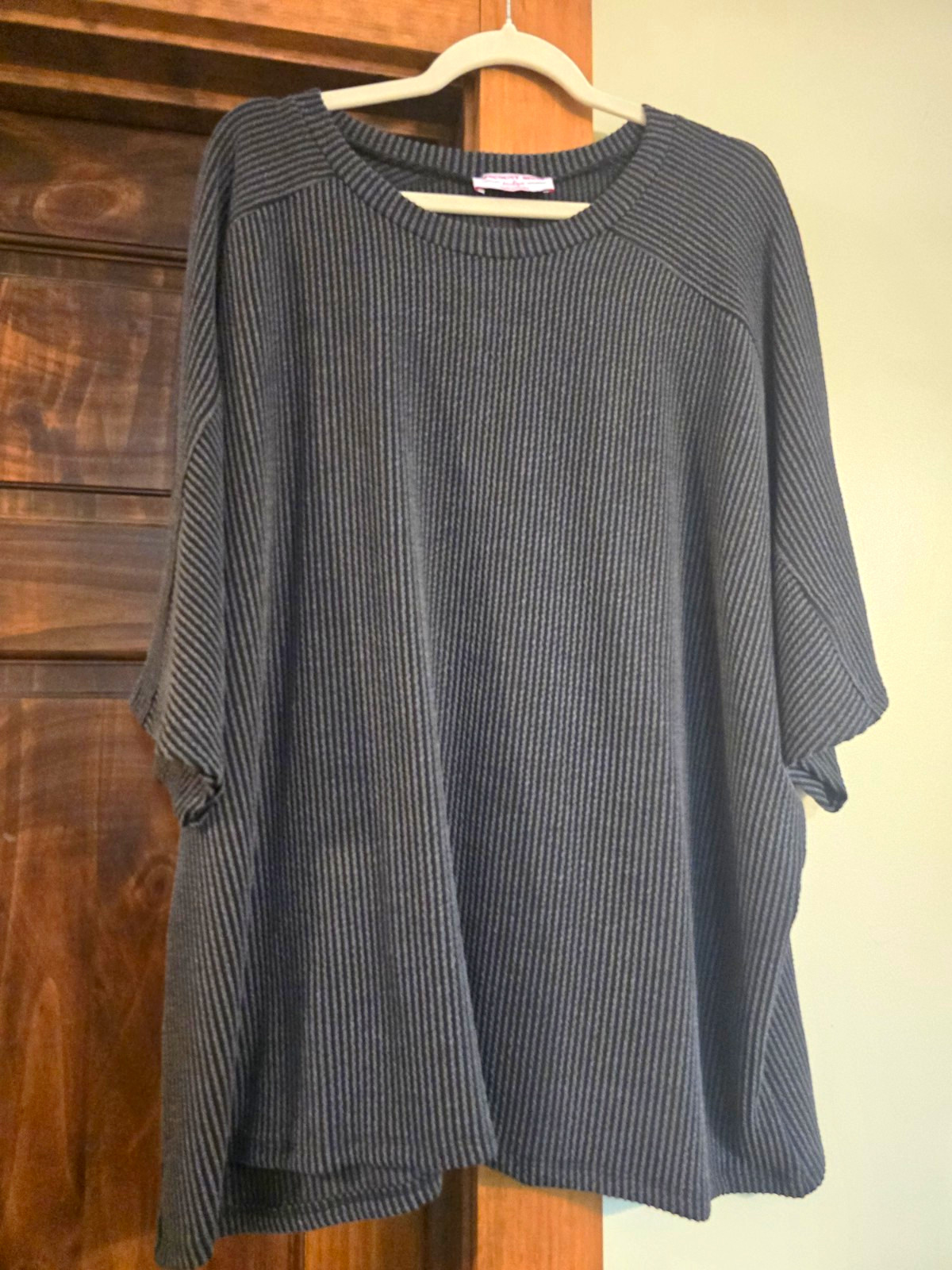 Discount Divas Boutique 1X Black Raised Ribbed Knit Tunic Short Sleeve Stretch
