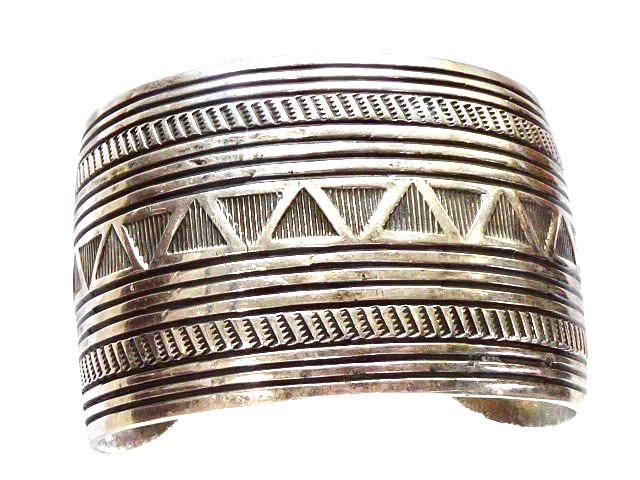 VINTAGE AMAZING NATIVE AMERICAN NAVAJO STAMPED DESIGN WIDE 1 5/8