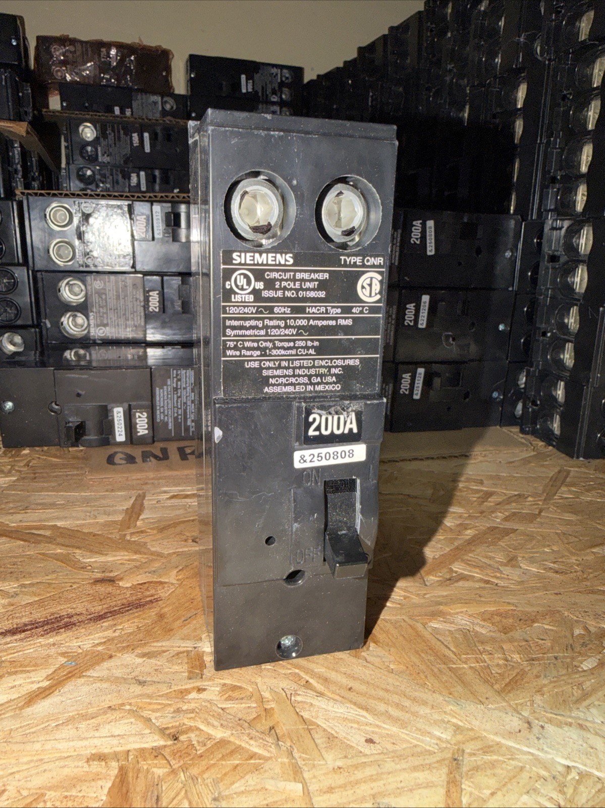 NEW Siemens QN2200 QN2200R 2 Pole 200A 120/240 Volt 10K AIC Main Circuit Breaker NEW Siemens QN2200 QN2200R 2 Pole 200A 120/240 Volt 10K AIC Main Circuit Breaker