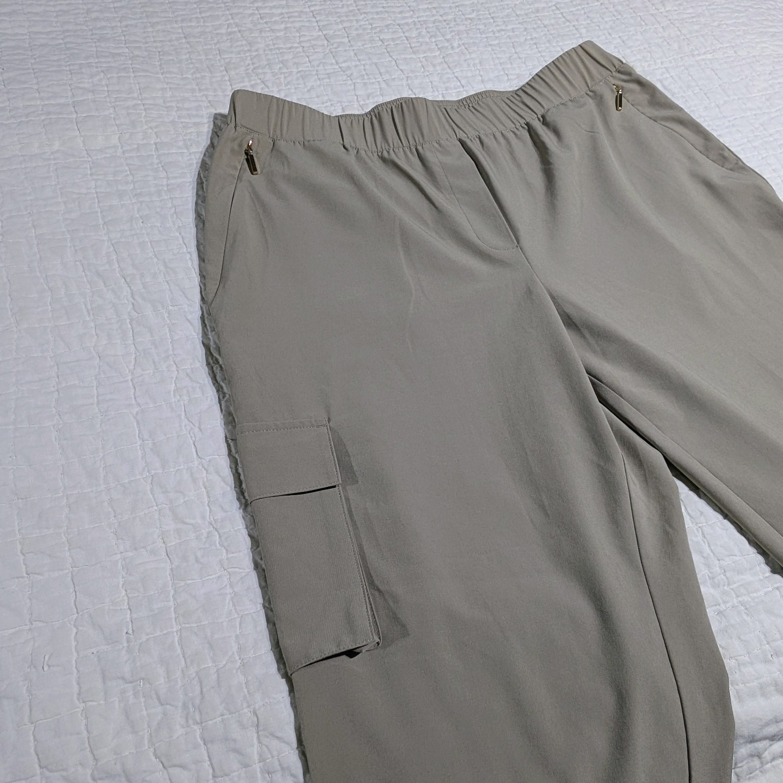 Zenergy by Chico\'s Khaki Beige Cropped Cargo Pants Size 1 Medium Sandstone 8 