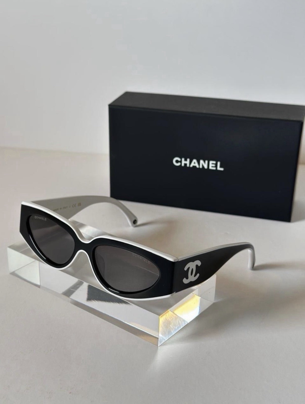 CHANEL Women\'s Black & White Cat Eye Sunglasses Black Tinted Lenses Logo