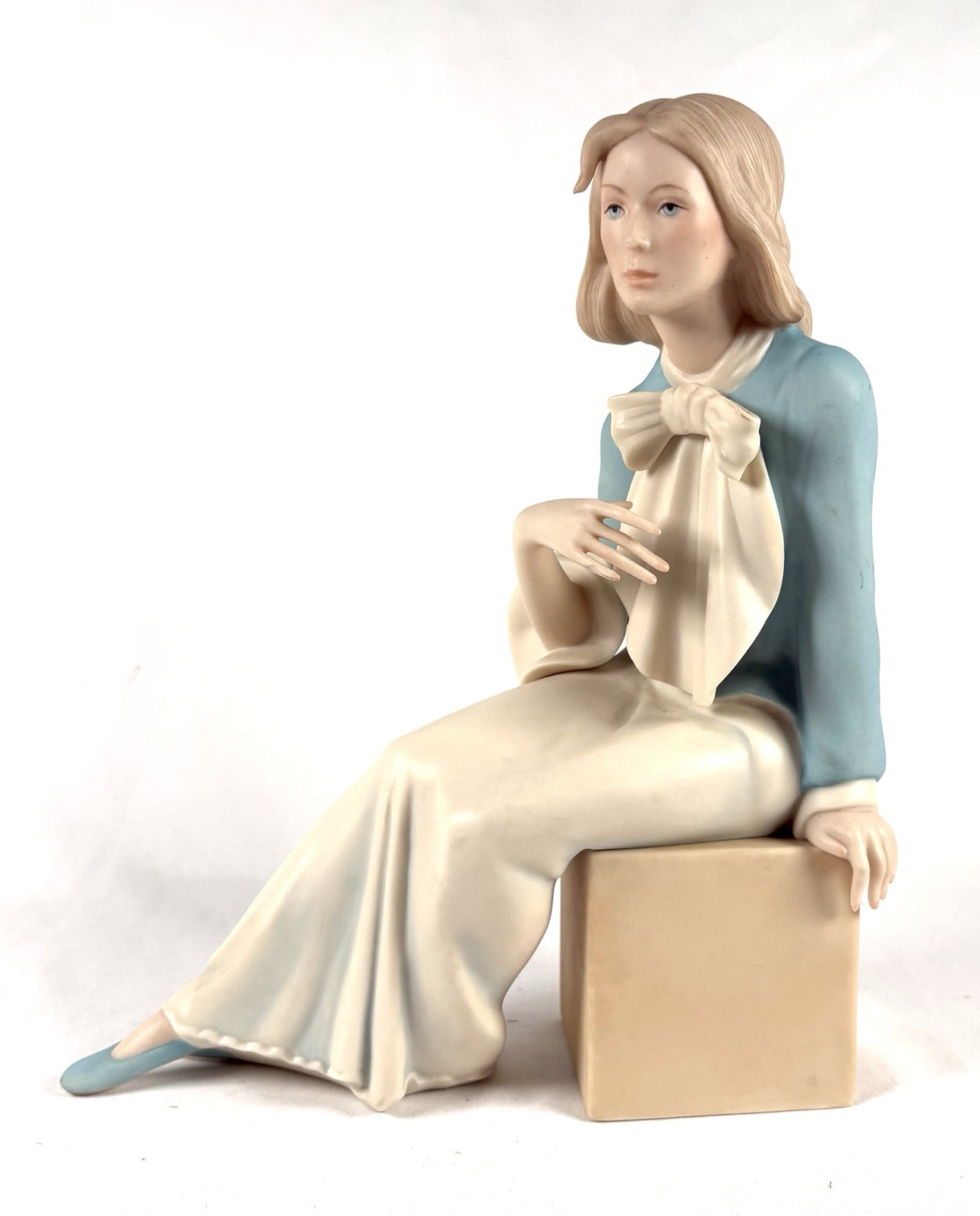 💥Goebel Crafts Sophistication Porcelain Figurine Lazlo Ispanky 1977 Vintage.