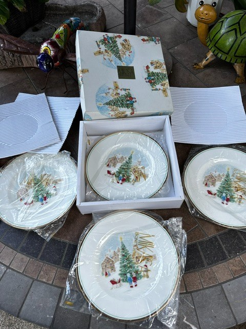 Mikasa Bone China CAF02 Merry Christmas Salad Plate Boxed set of 4 Brand New