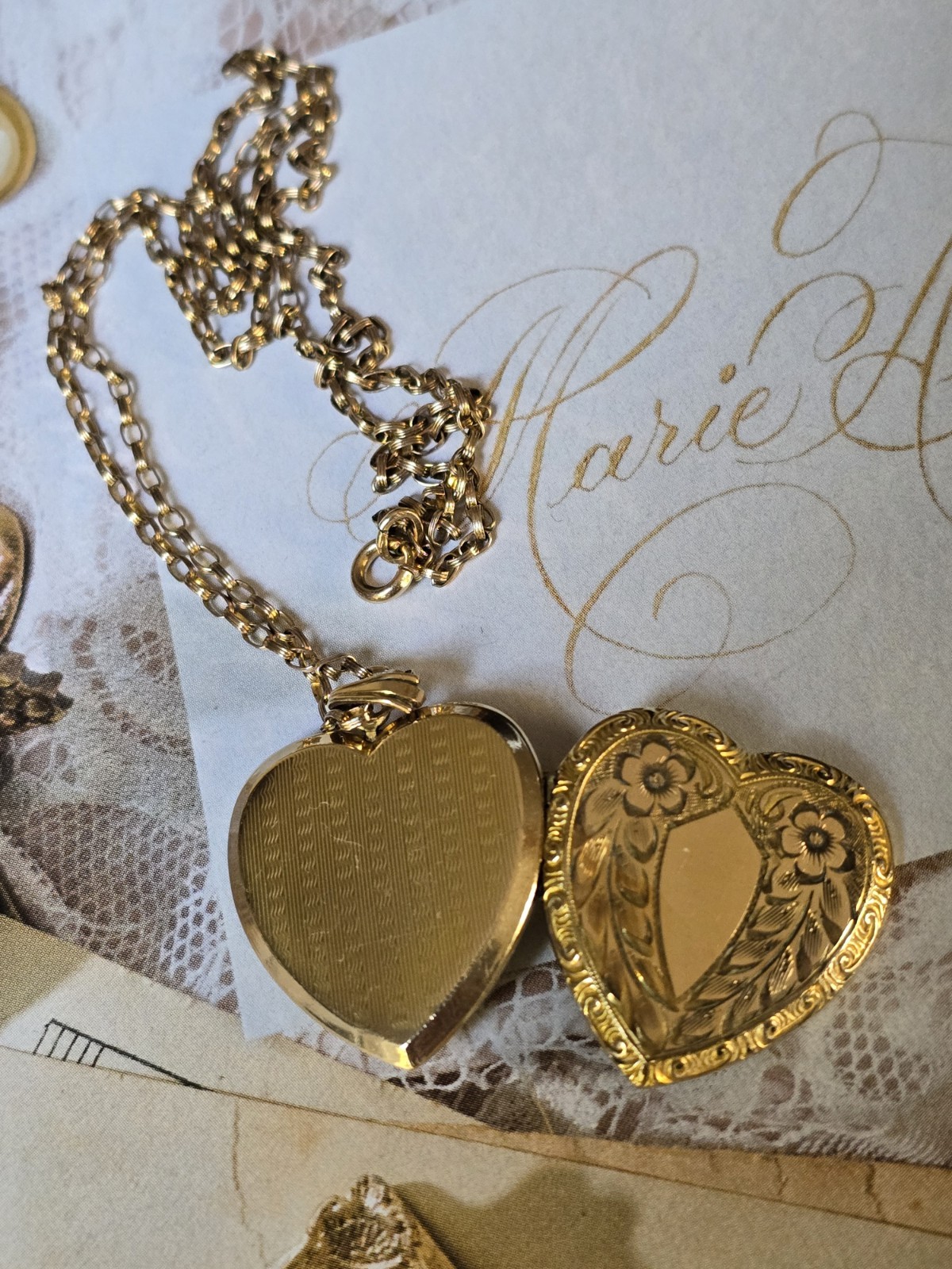 ANTIQUE VICTORIAN GOLD FILLED FLORAL ENGRAVED HEART LOCKET w 19