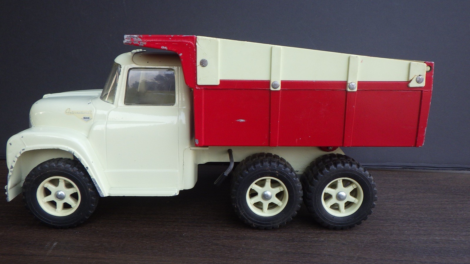 VINTAGE IH 1/16 ERTL INTERNATIONAL LOADSTAR 1600 TANDEM AXLE DUMP TRUCK