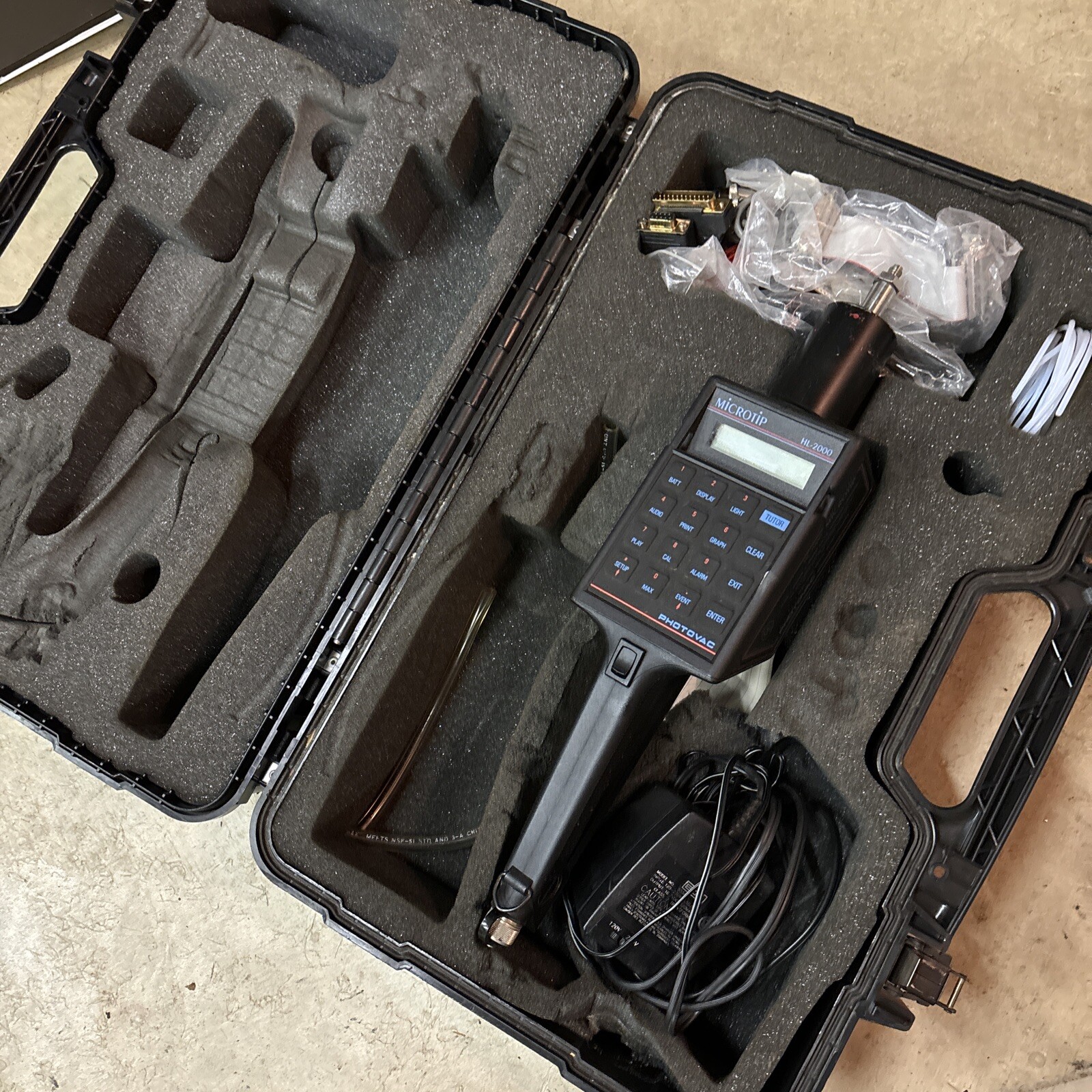 Photovac microtip HL-200 Hand Held Air Monitor Photoionization W Case Photovac microtip HL-200 Hand Held Air Monitor Photoionization W Case