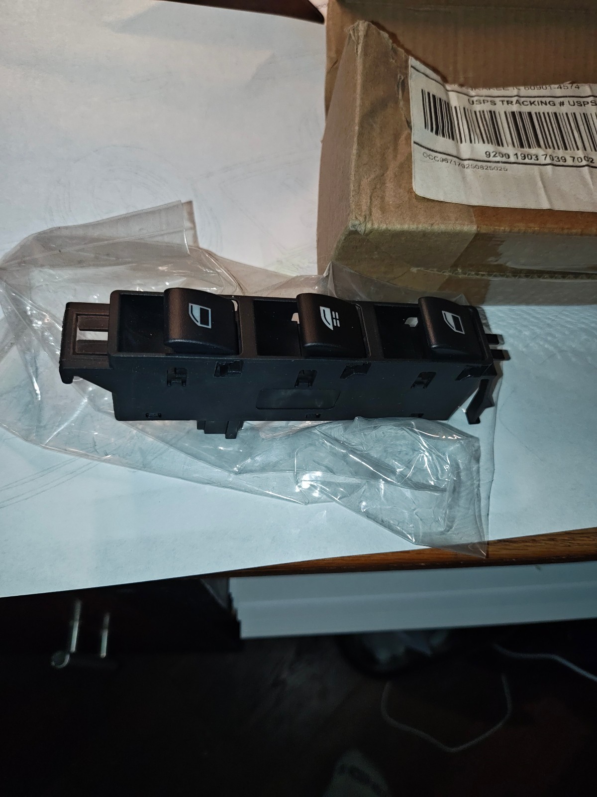 01-06 BMW 325 330 E46 Conv Center Console Front Window Switch LH 69021183 OEM 01-06 BMW 325 330 E46 Conv Center Console Front Window Switch LH 69021183 OEM