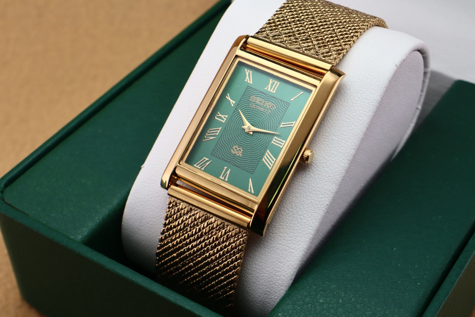 Vintage Seiko Slim Quartz Men\'s Wrist Watch Green Dial with Golden Mesh Band.