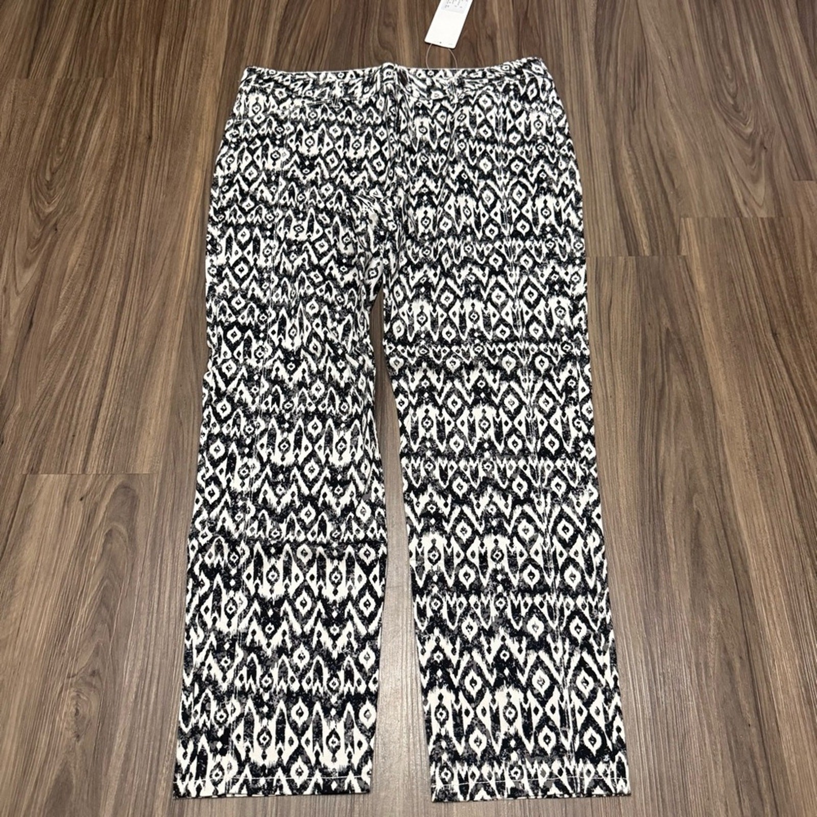 NWT $80 Lole women sz 8 Jolie Pants Noir Sizzle Ikat (Black/White) pants NWT $80 Lole women sz 8 Jolie Pants Noir Sizzle Ikat (Black/White) pants