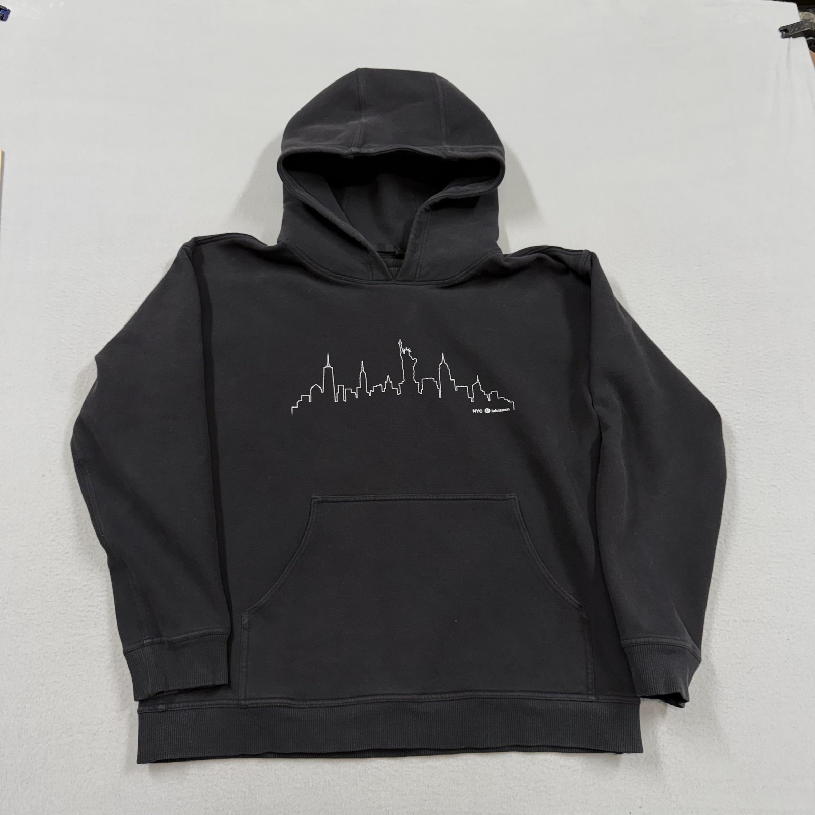 Lululemon Hoodie Sweatshirt Mens Medium Black Fleece NYC Skyline Pullover