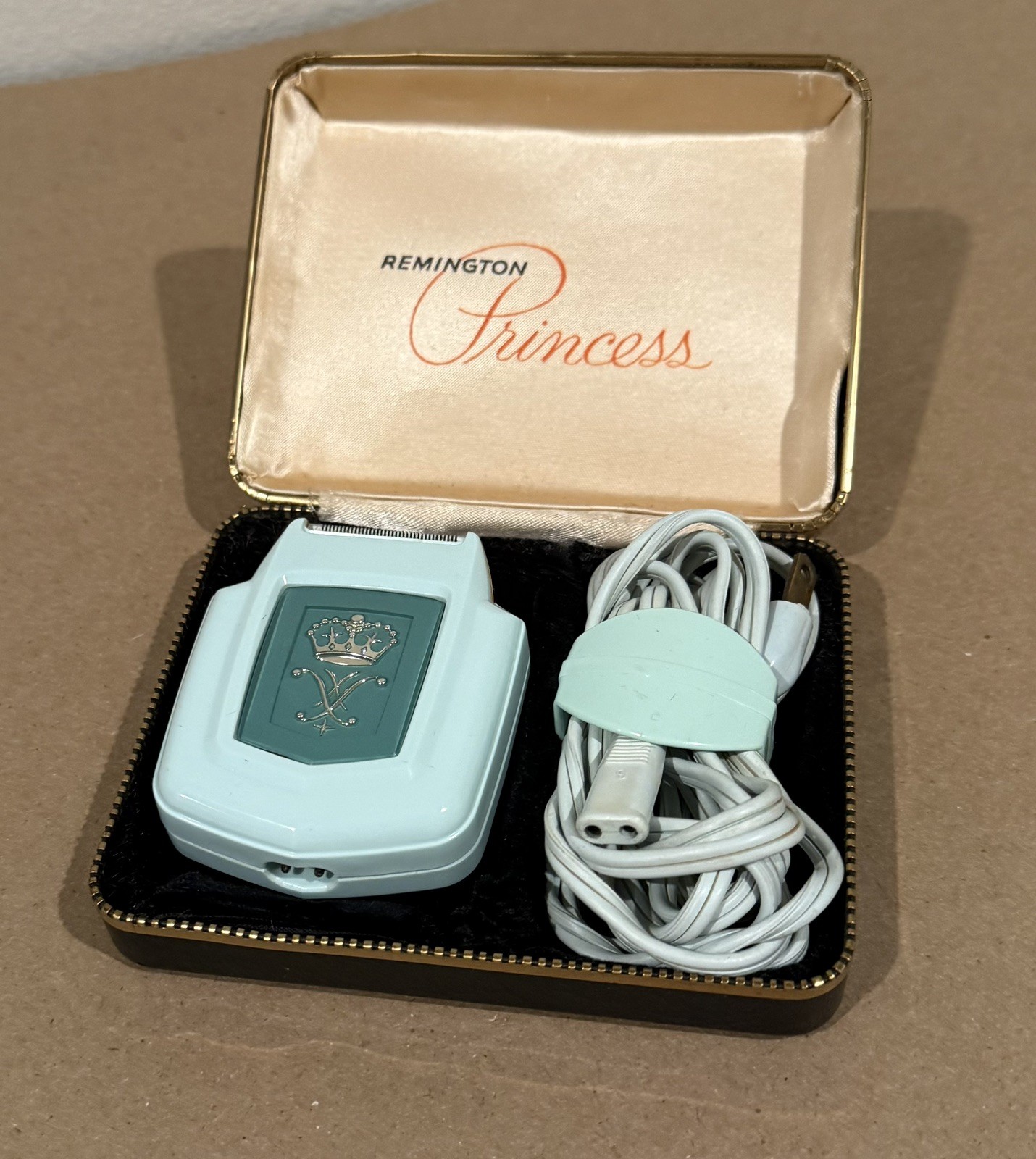 Vintage 1960s Women\'s Remington Princess Teal Electric Shaver Razor & Case works Vintage 1960s Women\'s Remington Princess Teal Electric Shaver Razor & Case works
