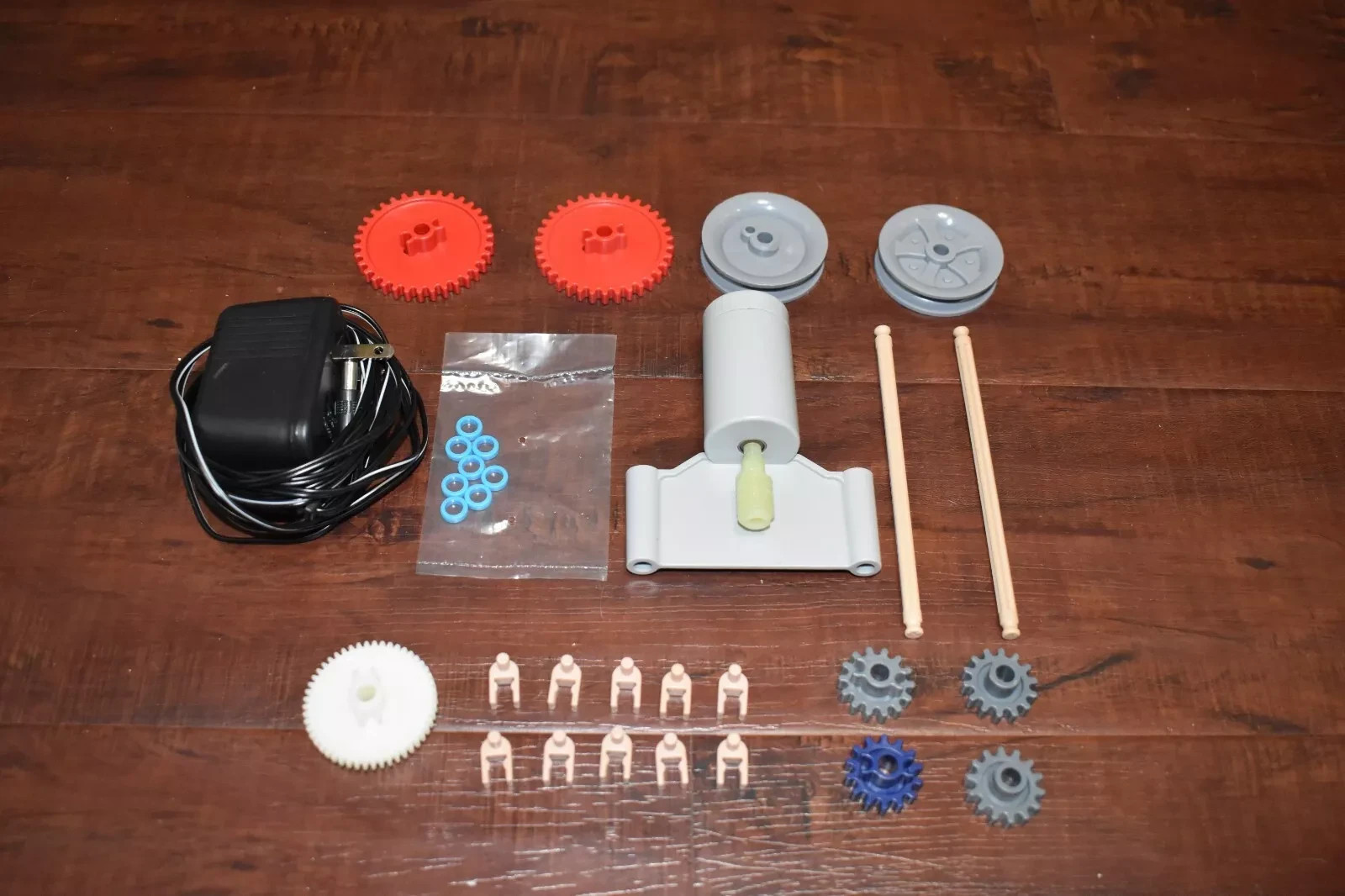 K\'nex AC 12 Volt Motor, Adapter & White Worm Gear Knex Replacement Part 80011