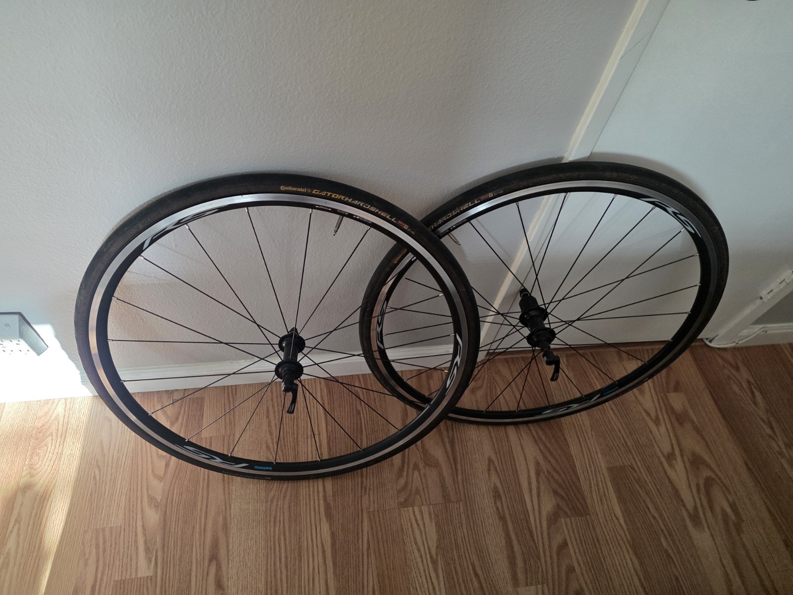 Shimano RS-100 700c Alloy Road Bike Wheelset QR Rim Brake HG 10, 11 Or 12-Speed Shimano RS-100 700c Alloy Road Bike Wheelset QR Rim Brake HG 10, 11 Or 12-Speed