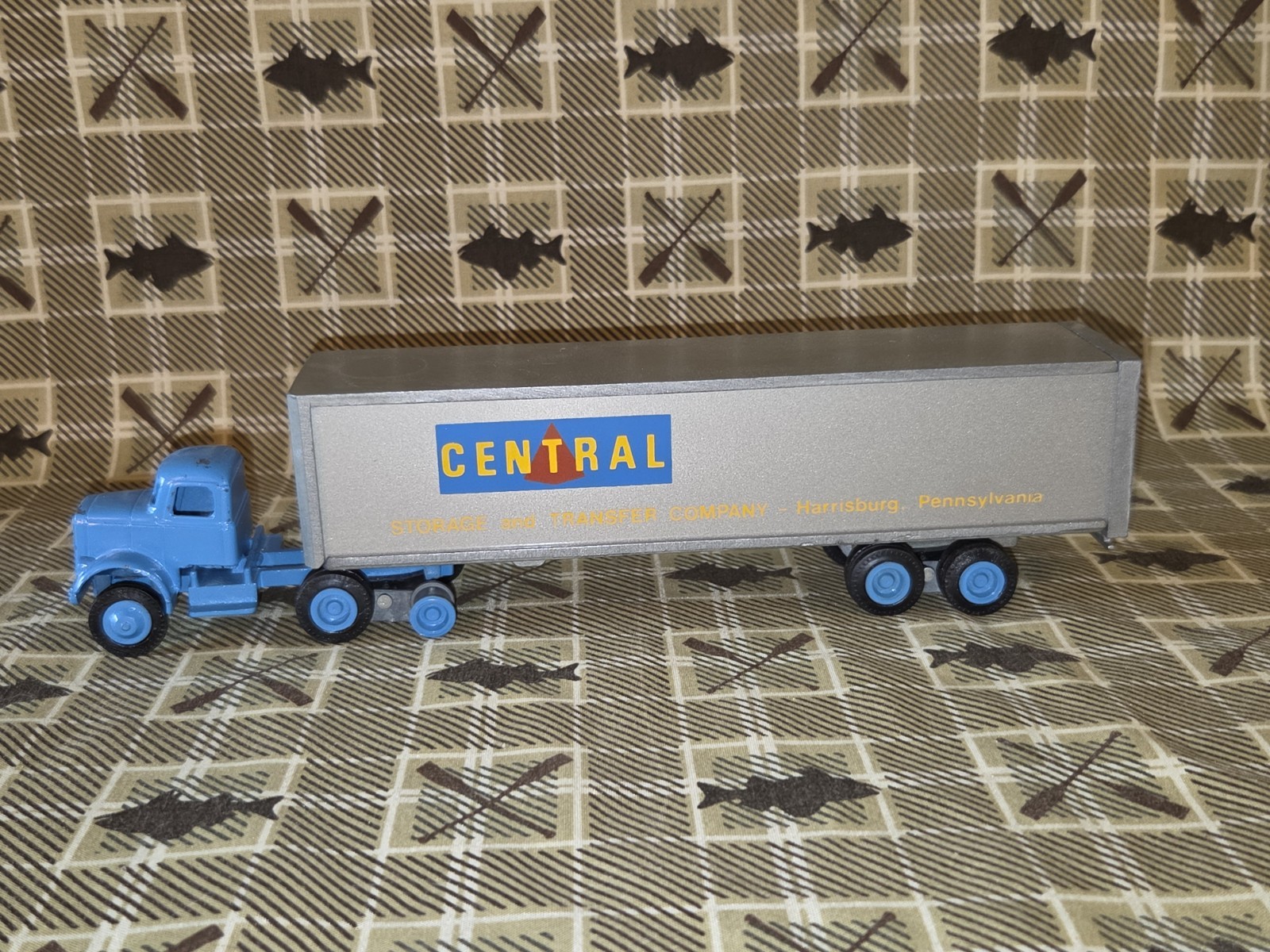 Pre-Owned Vintage Winross CENTRAL STORAGE, Blue 9000 Tractor & Gray Trailer AsIs