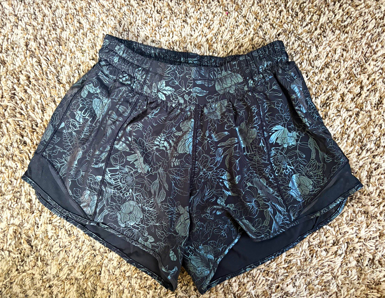 Lululemon Women’s Black/Gray Floral Athletic Shorts Drawstring 2.5\ Lululemon Women’s Black/Gray Floral Athletic Shorts Drawstring 2.5\