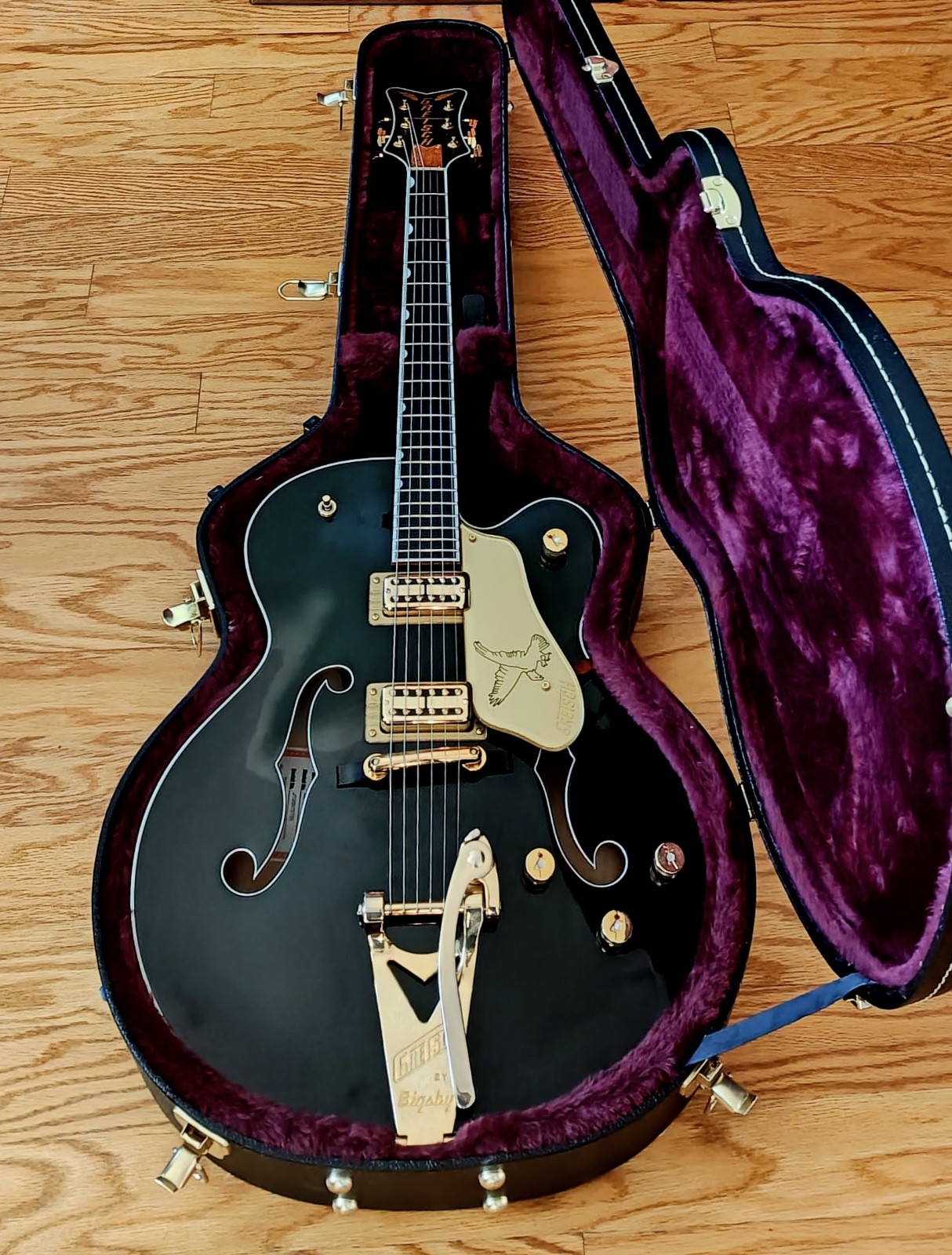 Gretsch G6136T-BLK Players Edition Falcon with Upgraded TV Jones Pickups