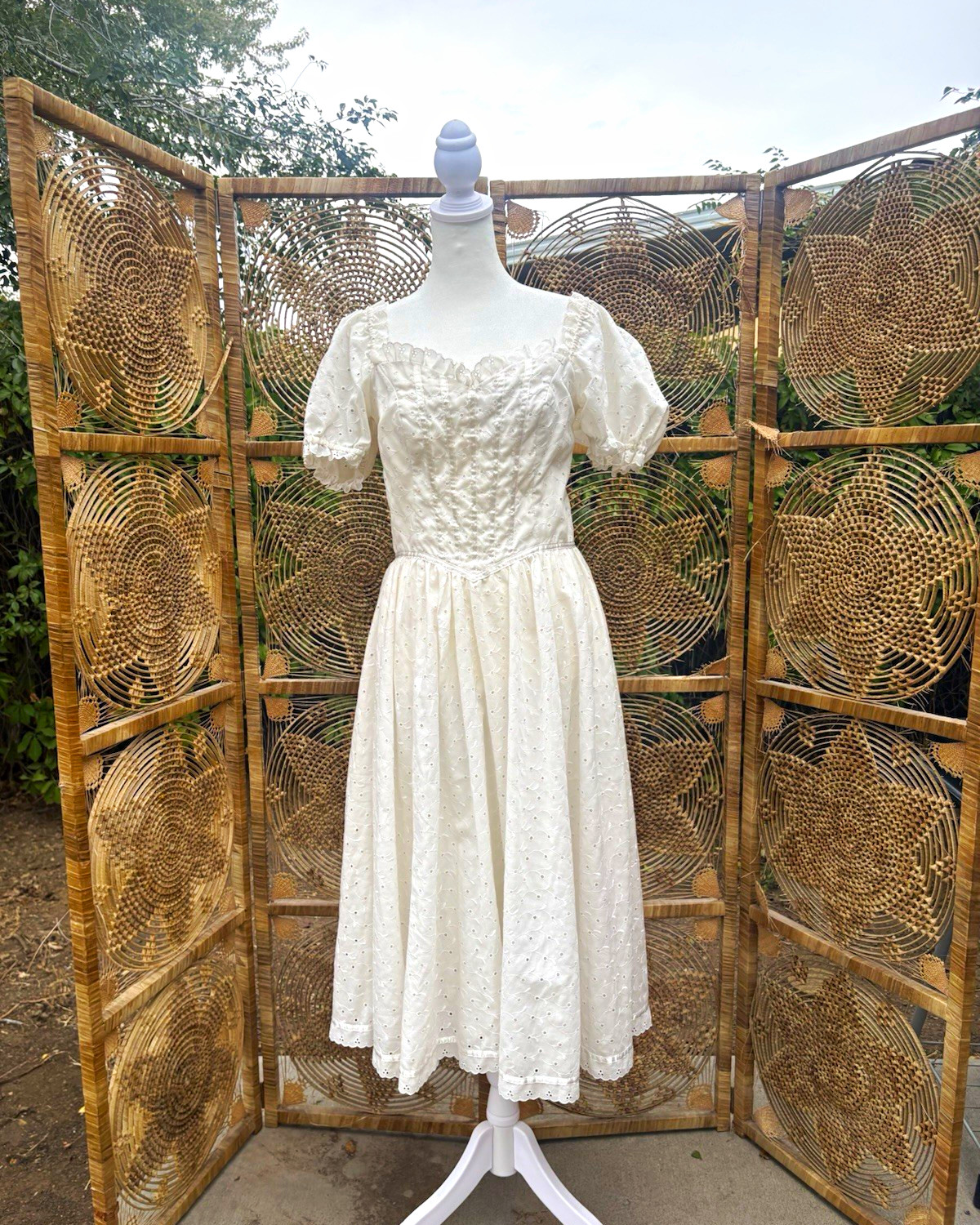 Beautiful 1970s White Floral Lace and Ribbon Gunne Sax Dress