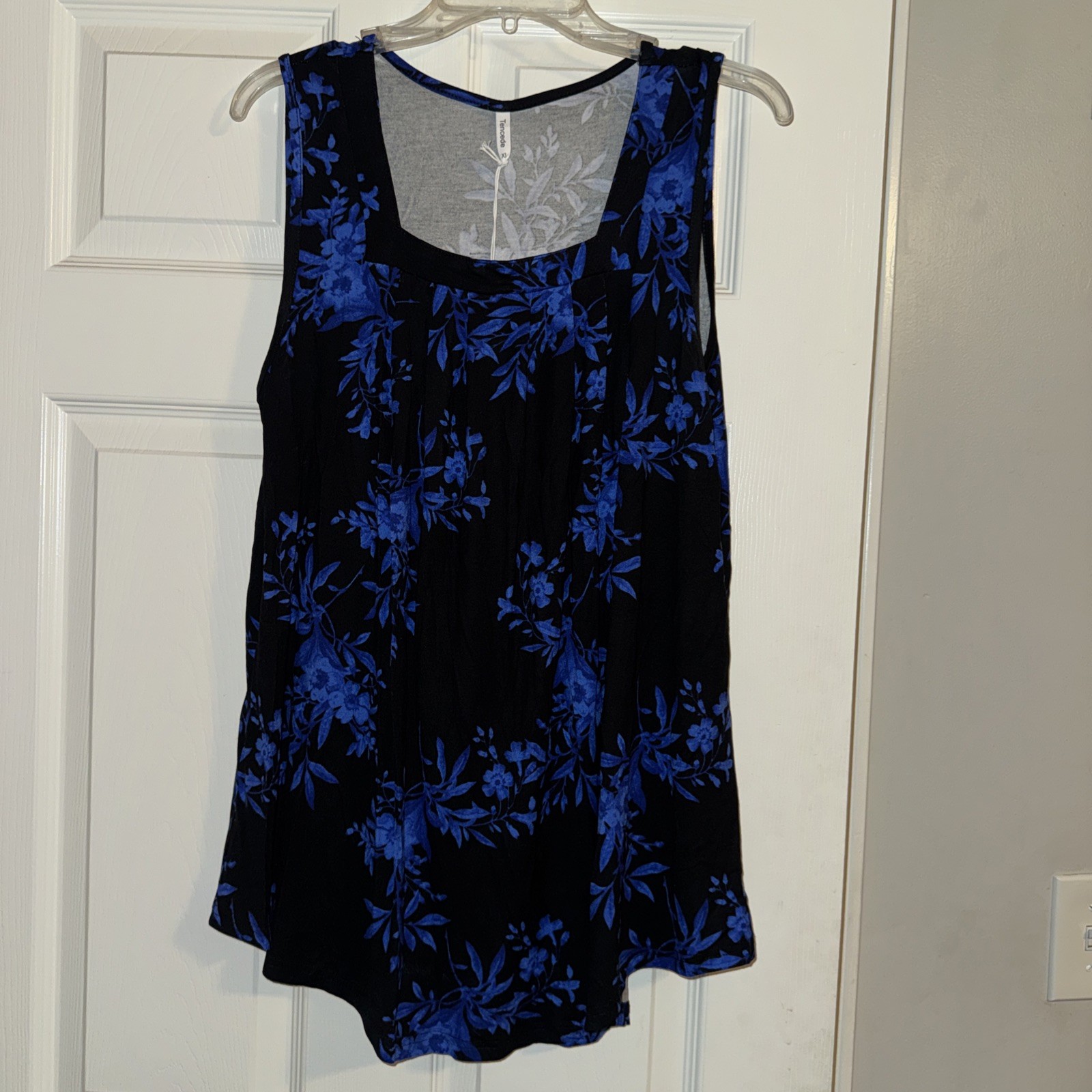 NWT Tencede Women\'s Sleeveless Pleated Blouse - Blue & Black Floral Print NWT Tencede Women\'s Sleeveless Pleated Blouse - Blue & Black Floral Print