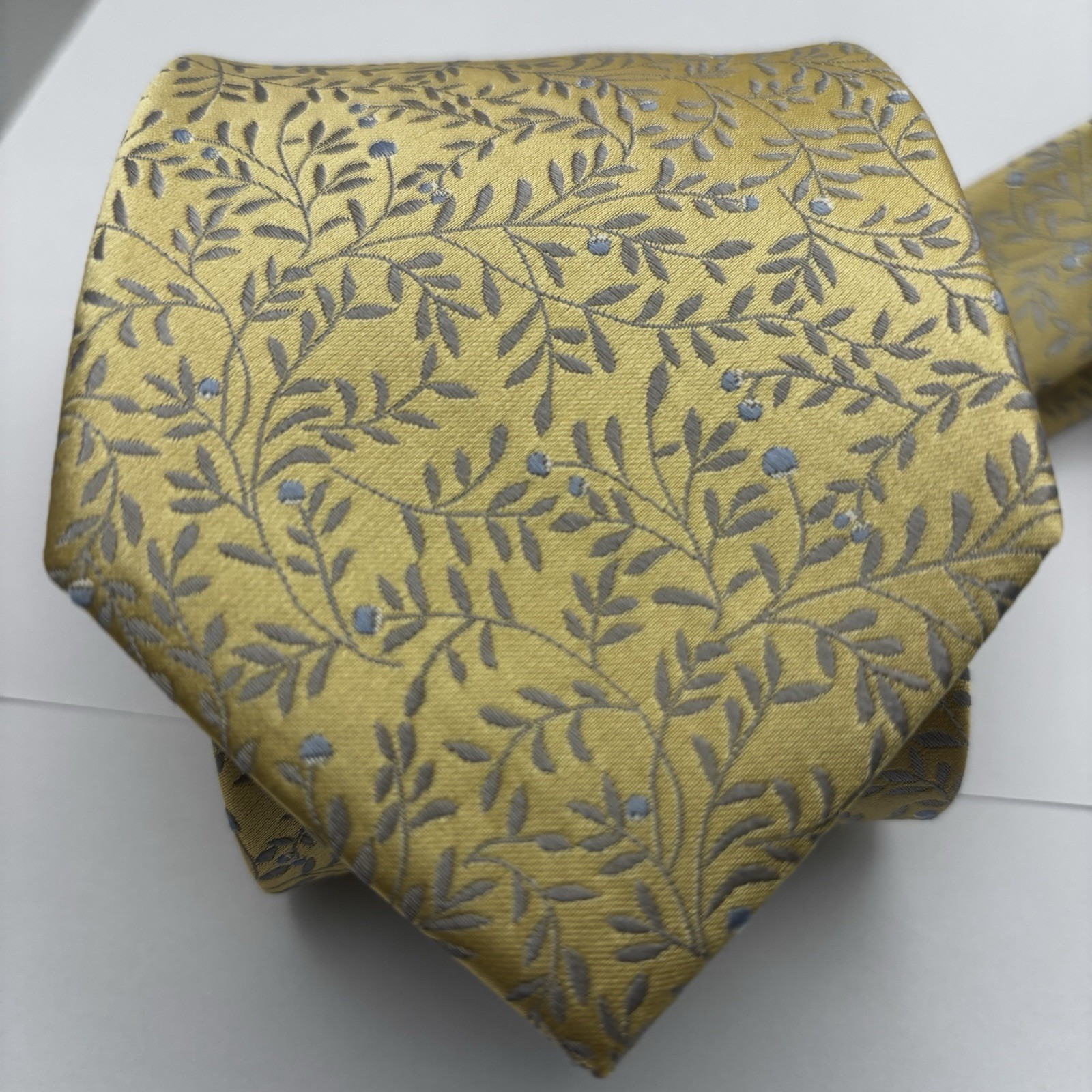 Van Heusen 100% Silk Yellow Tie-Silver Leaf Made In China 59”L x 3.5”W Preowned Van Heusen 100% Silk Yellow Tie-Silver Leaf Made In China 59”L x 3.5”W Preowned