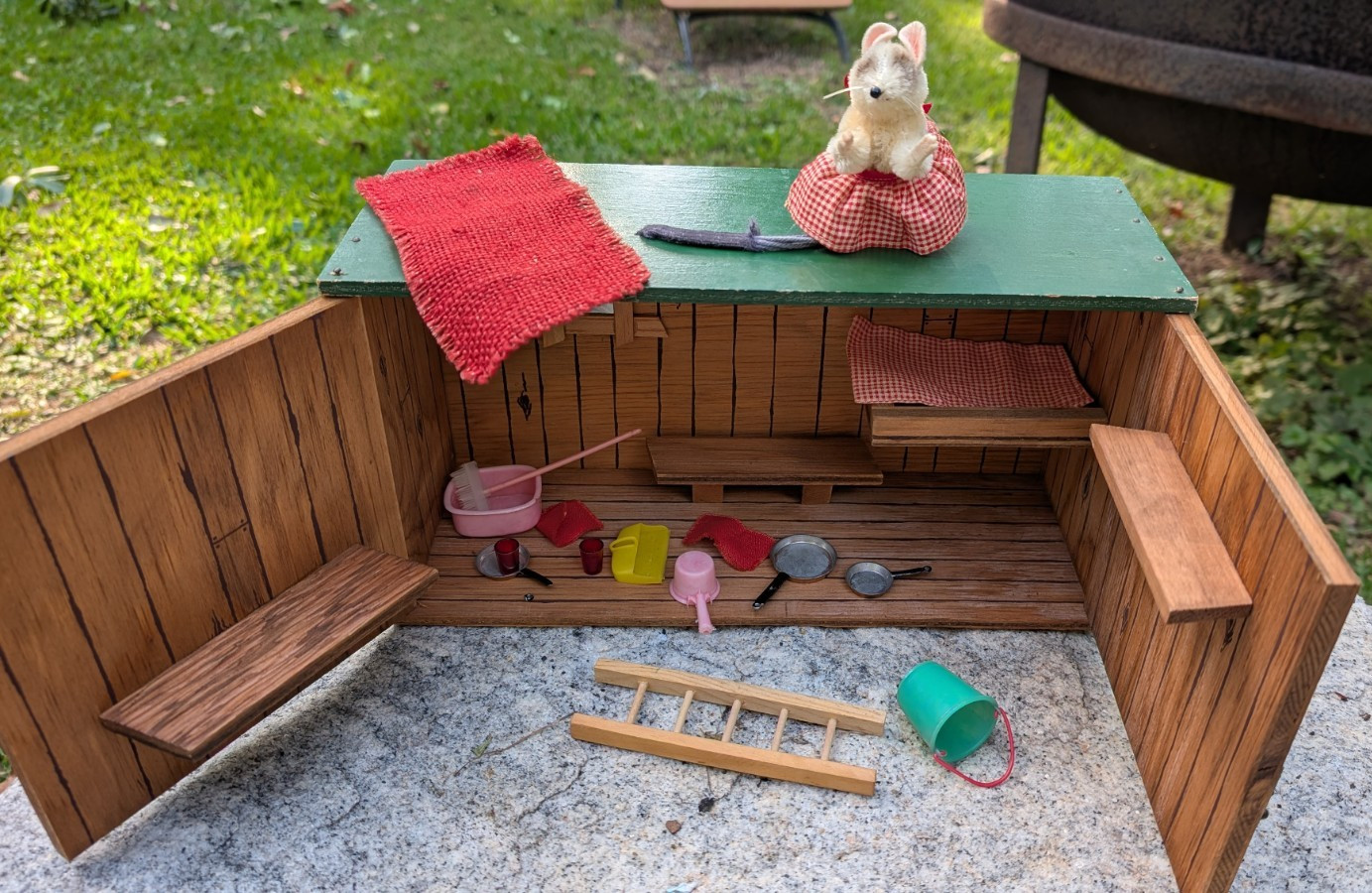 F.A.O. SCHWARZ STEIFF COUNTRY MOUSE AND HOUSE RARE VINTAGE 1950/1960 F.A.O. SCHWARZ STEIFF COUNTRY MOUSE AND HOUSE RARE VINTAGE 1950/1960