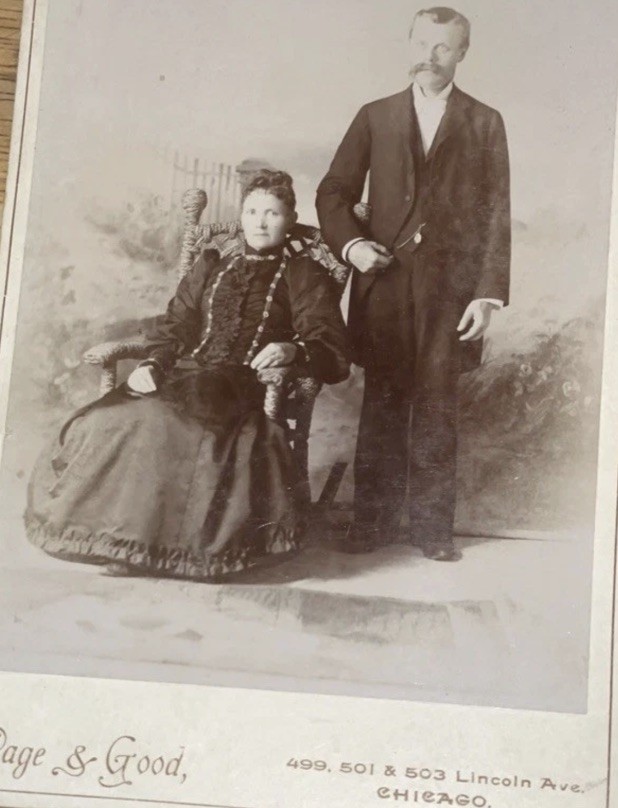 Cute Antique 1800S Victorian Cabinet Card Photograph Couple Lady In Chair Cute Antique 1800S Victorian Cabinet Card Photograph Couple Lady In Chair
