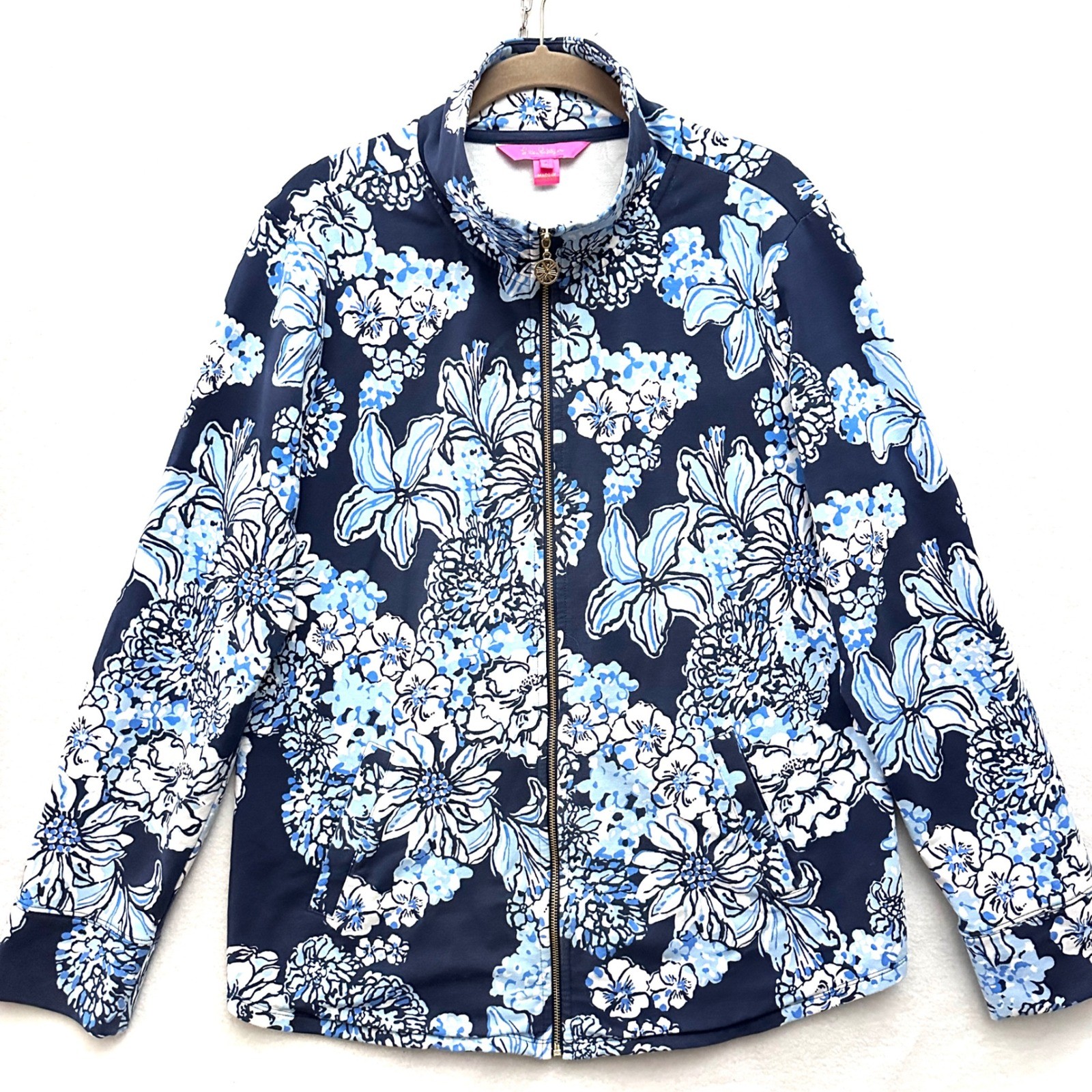 Lilly Pulitzer L Leona Jacket UPF 50+ Zip-Up Low Tide Navy Bouquet All Day Large Lilly Pulitzer L Leona Jacket UPF 50+ Zip-Up Low Tide Navy Bouquet All Day Large
