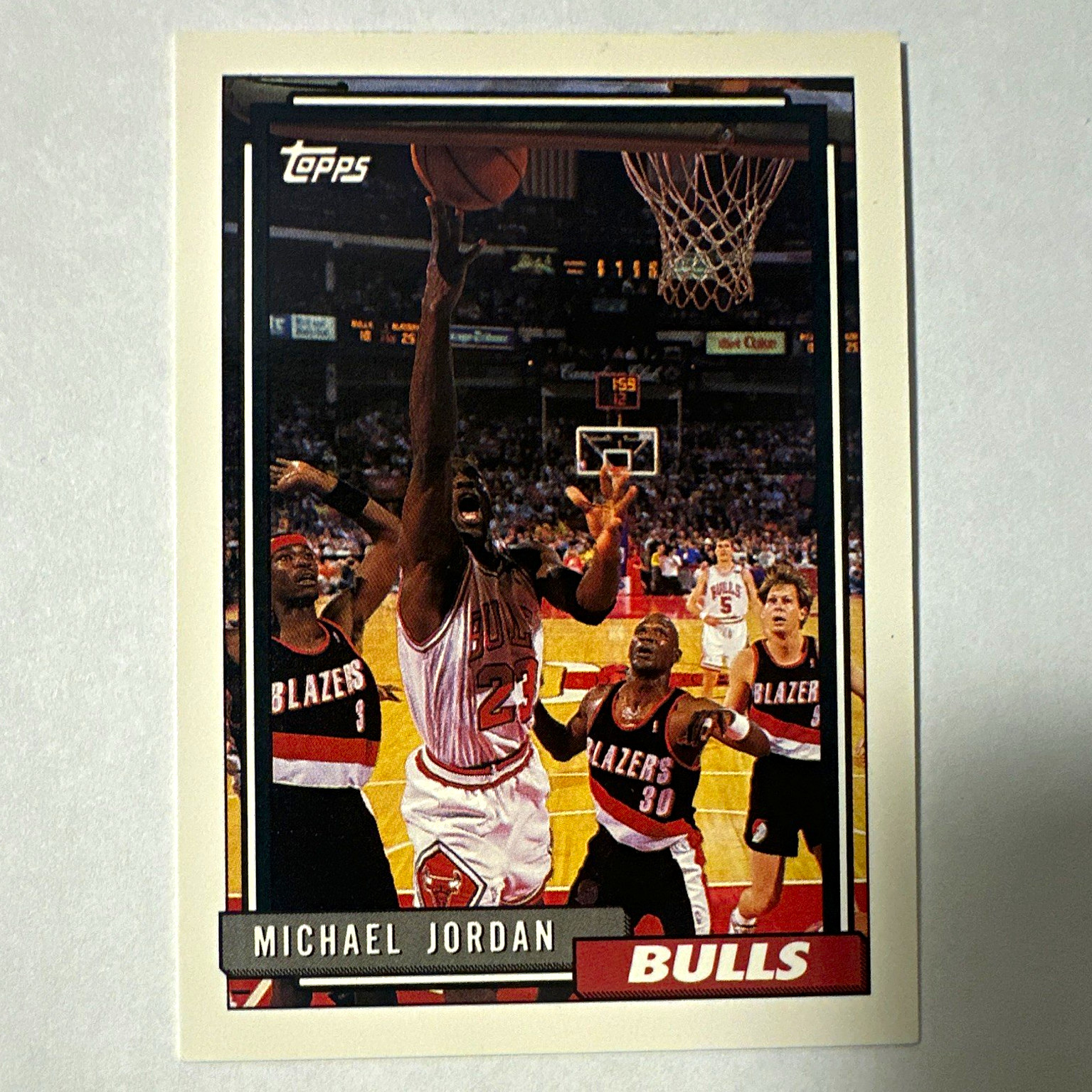 Topps 1992-93 Michael Jordan #141 Base Set Chicago Bulls NBA Basketball Card Topps 1992-93 Michael Jordan #141 Base Set Chicago Bulls NBA Basketball Card