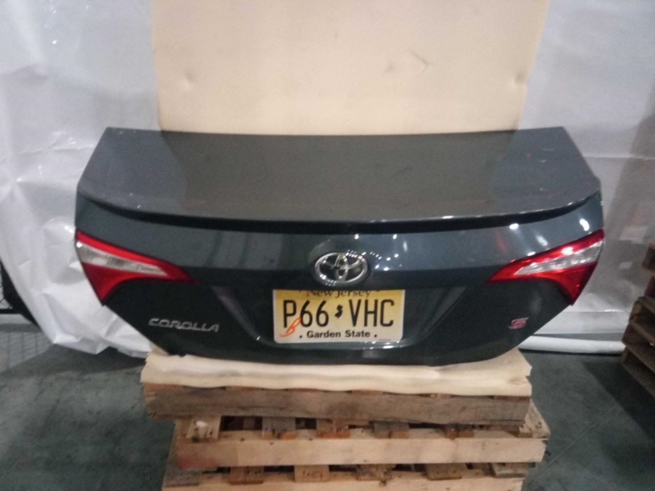 Trunk/Hatch/Tailgate Sedan With Spoiler Fits 14-19 COROLLA 824550 Trunk/Hatch/Tailgate Sedan With Spoiler Fits 14-19 COROLLA 824550