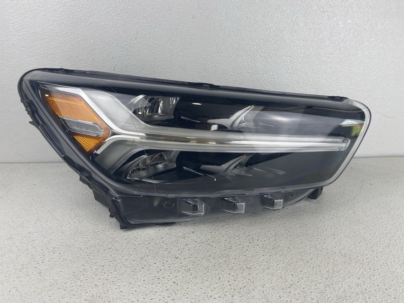 2019-2022 Volvo XC40 LED Headligt Right Passenger Side OEM 32342455