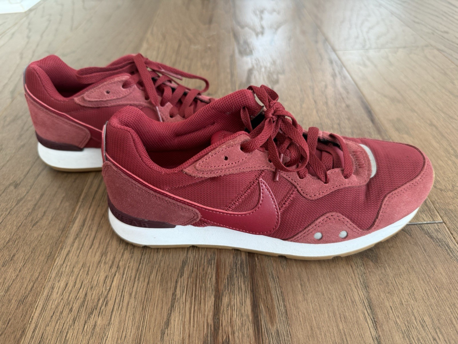 Size 8 US Women’s - Nike Venture Runner Pomegranate / Dark Beetroot W