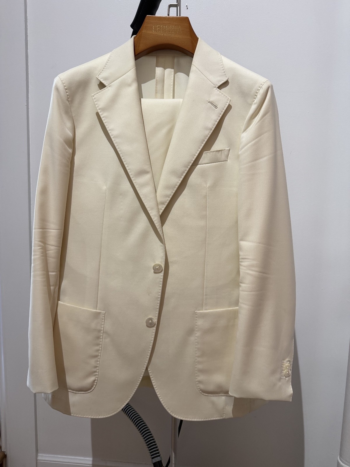 38R Caccioppoli Ivory worsted wool suit Mother-of-Pearl buttons LIGHTLY USED 38R Caccioppoli Ivory worsted wool suit Mother-of-Pearl buttons LIGHTLY USED